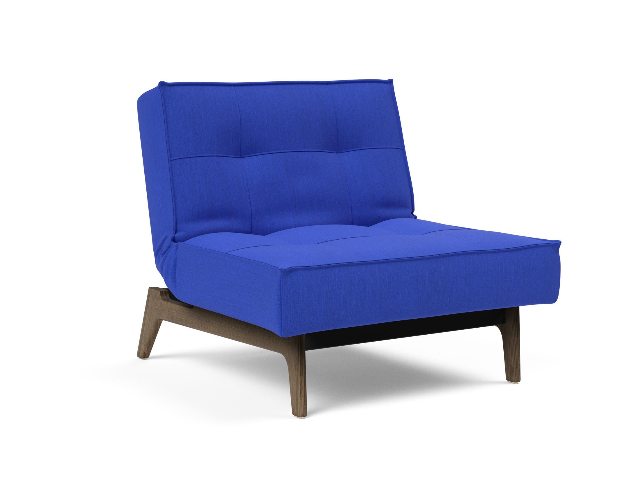 Erleben Sie den Splitback Eik Sessel von Innovation Living – ein vielseitiges Möbelstück aus Eichenholz und Stahl, das Stil und Komfort in Ihr Zuhause bringt.