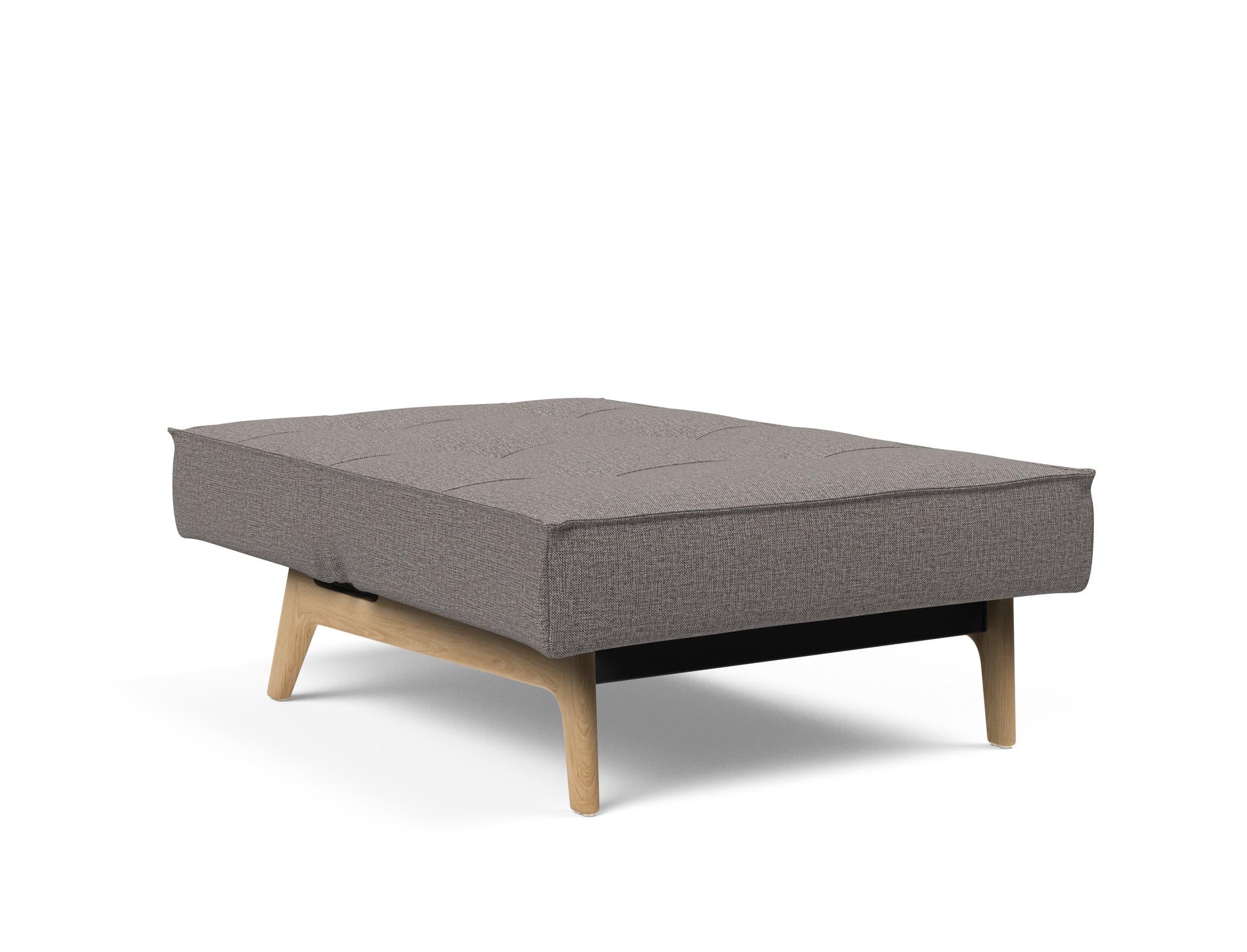 Erleben Sie den Splitback Eik Sessel von Innovation Living – ein elegantes, multifunktionales Möbelstück aus hochwertigem Eichenholz und Stahl, ideal für jedes Zuhause.