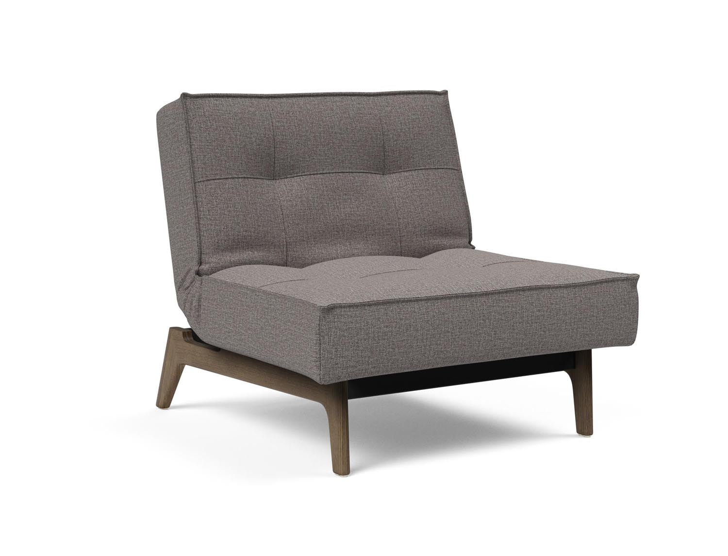 Erleben Sie den Splitback Eik Sessel von Innovation Living – ein stilvoller, flexibler Sessel aus hochwertigem Eichenholz und Stahl, ideal für jedes Zuhause.