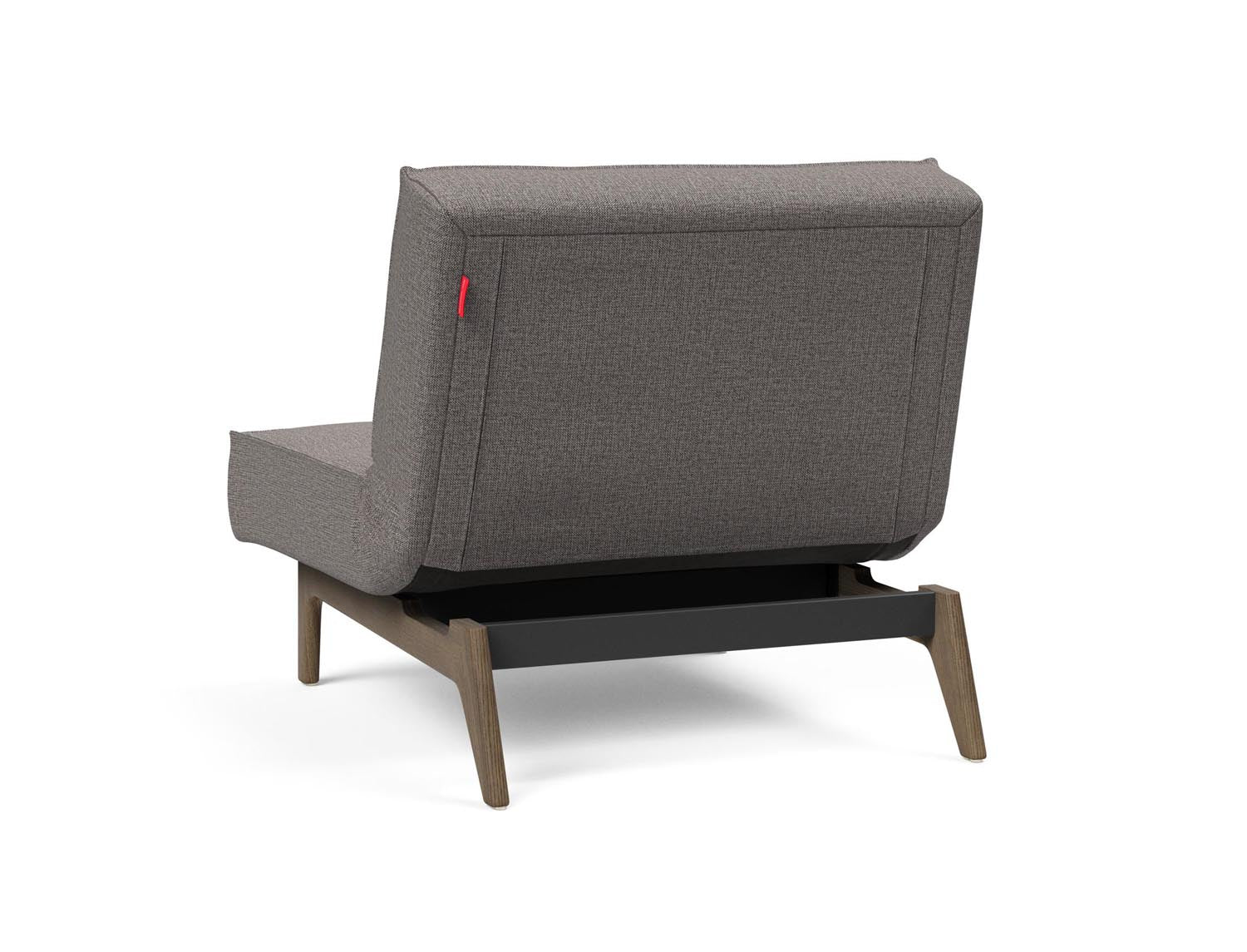 Erleben Sie den Splitback Eik Sessel von Innovation Living – ein stilvoller, flexibler Sessel aus hochwertigem Eichenholz und Stahl, ideal für jedes Zuhause.