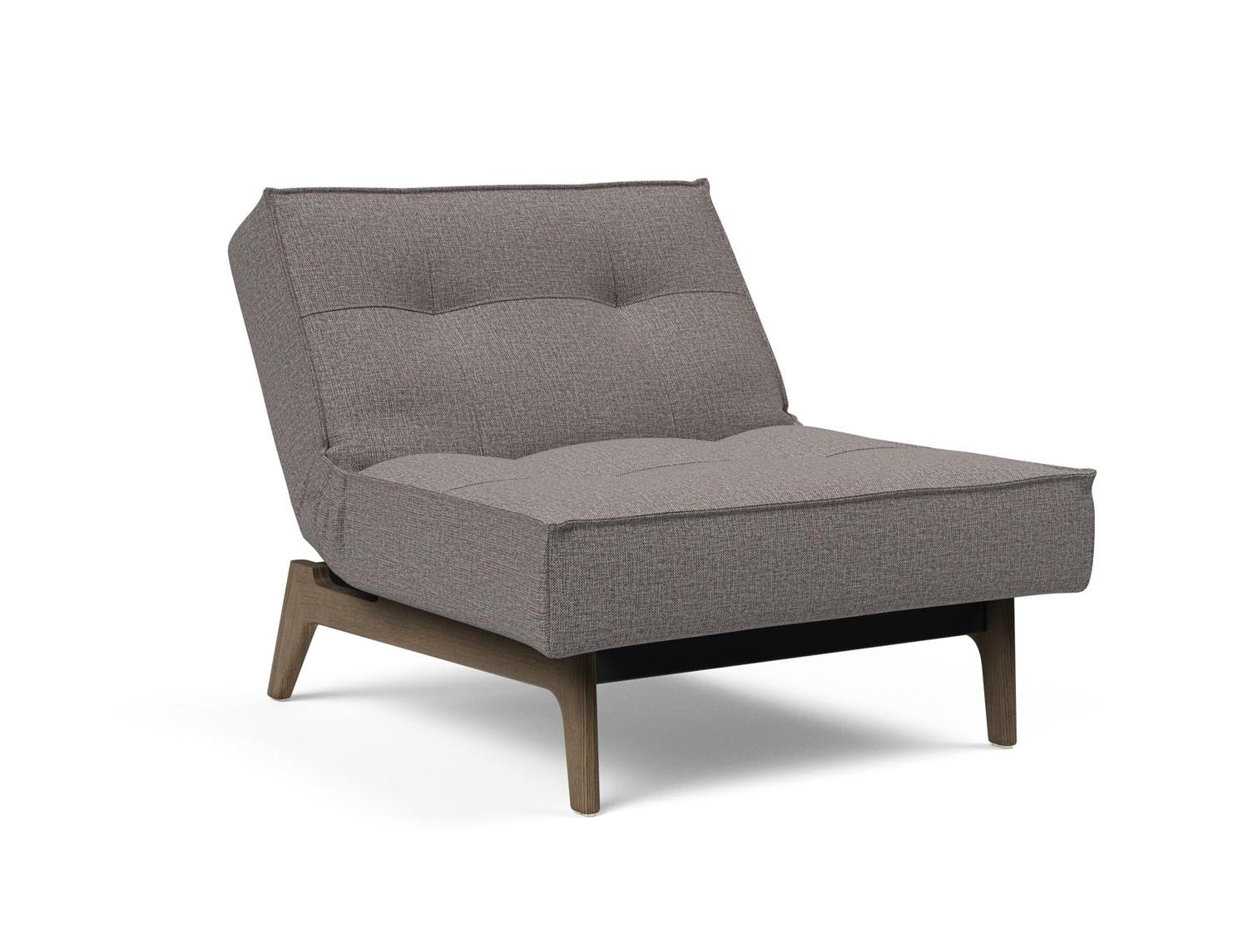 Erleben Sie den Splitback Eik Sessel von Innovation Living – ein stilvoller, flexibler Sessel aus hochwertigem Eichenholz und Stahl, ideal für jedes Zuhause.