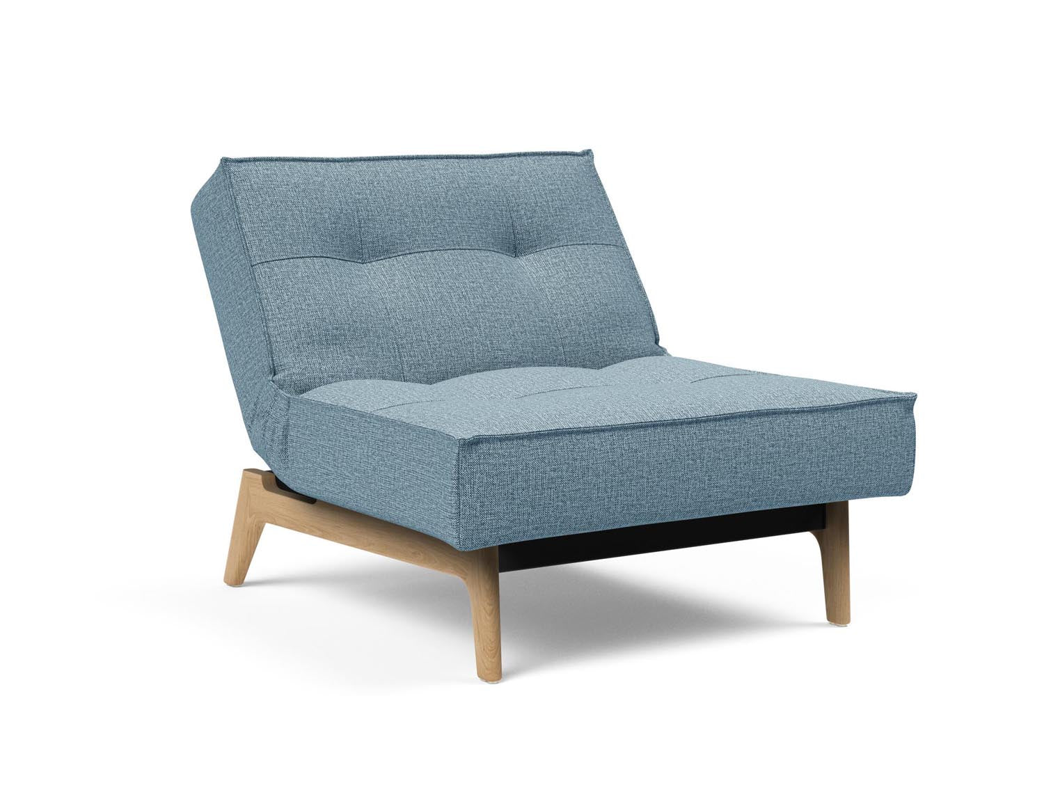 Erleben Sie den Splitback Eik Sessel von Innovation Living – ein stilvoller, flexibler Sessel aus hochwertigem Eichenholz und Stahl, ideal für jedes Zuhause.