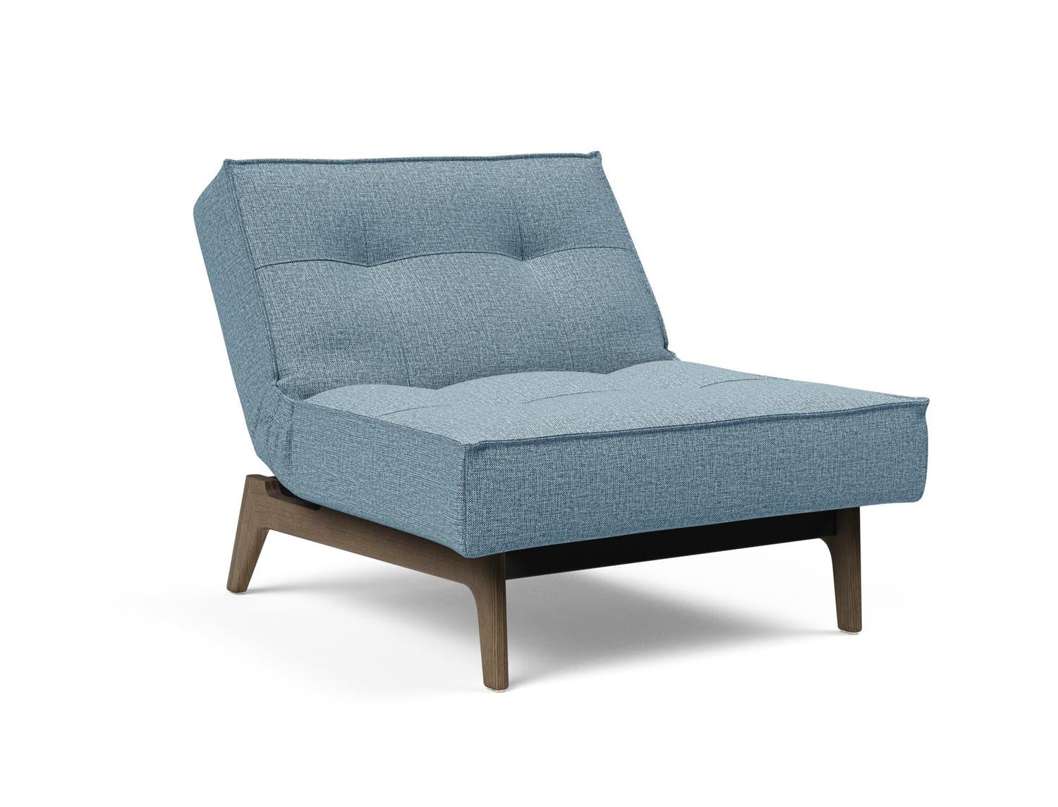 Erleben Sie den Splitback Eik Sessel von Innovation Living – ein stilvoller, flexibler Sessel aus hochwertigem Eichenholz und Stahl, ideal für jedes Zuhause.