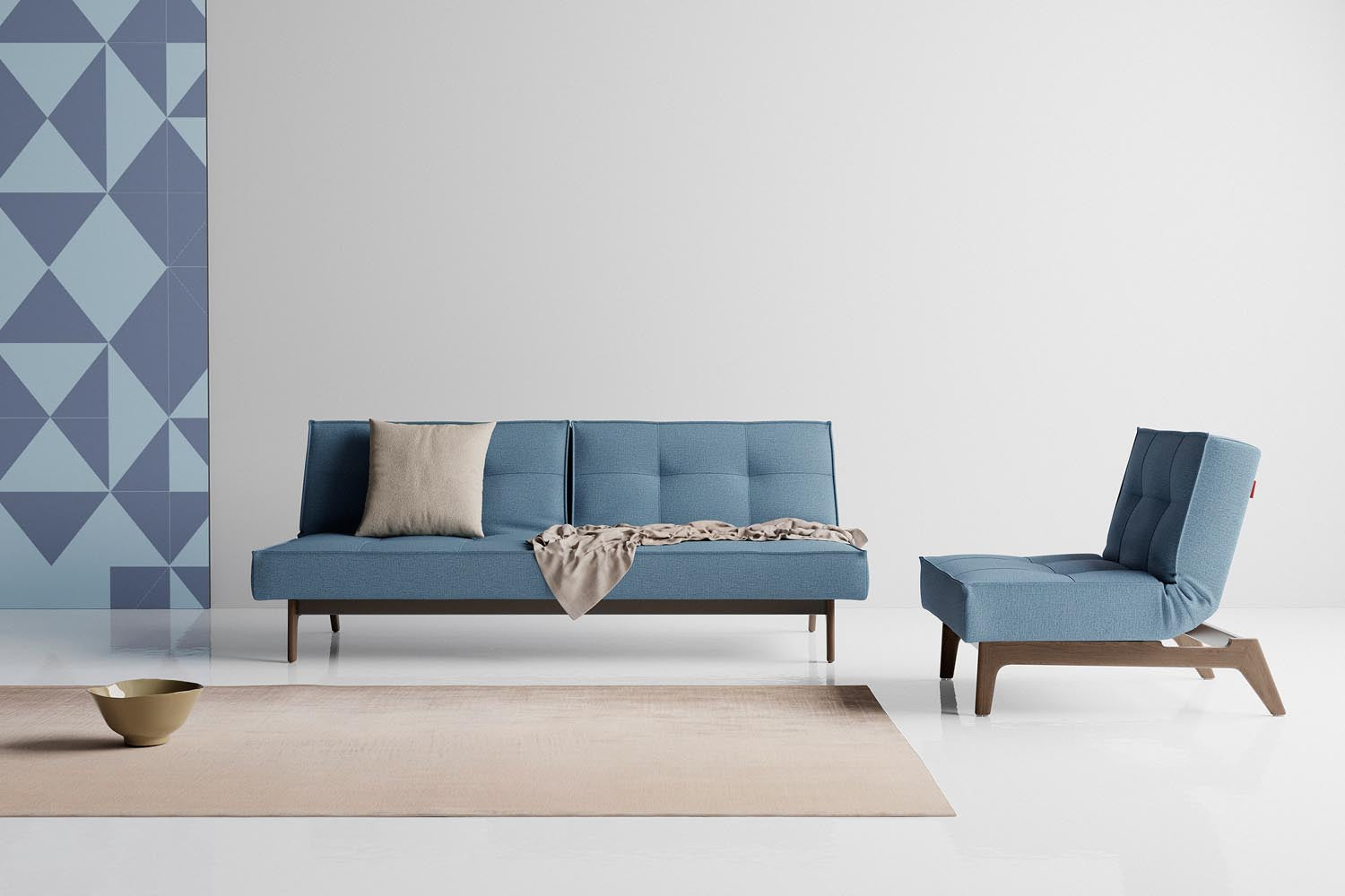 Erleben Sie den Splitback Eik Sessel von Innovation Living – ein stilvoller, flexibler Sessel aus hochwertigem Eichenholz und Stahl, ideal für jedes Zuhause.