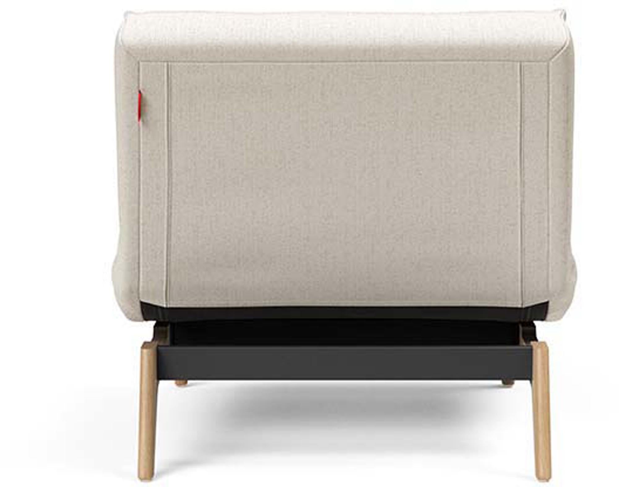 Entdecken Sie den Splitback Eik Sessel von Innovation Living – ein elegantes, multifunktionales Möbelstück aus robustem Eichenholz und Stahl, perfekt für Ihr Zuhause.