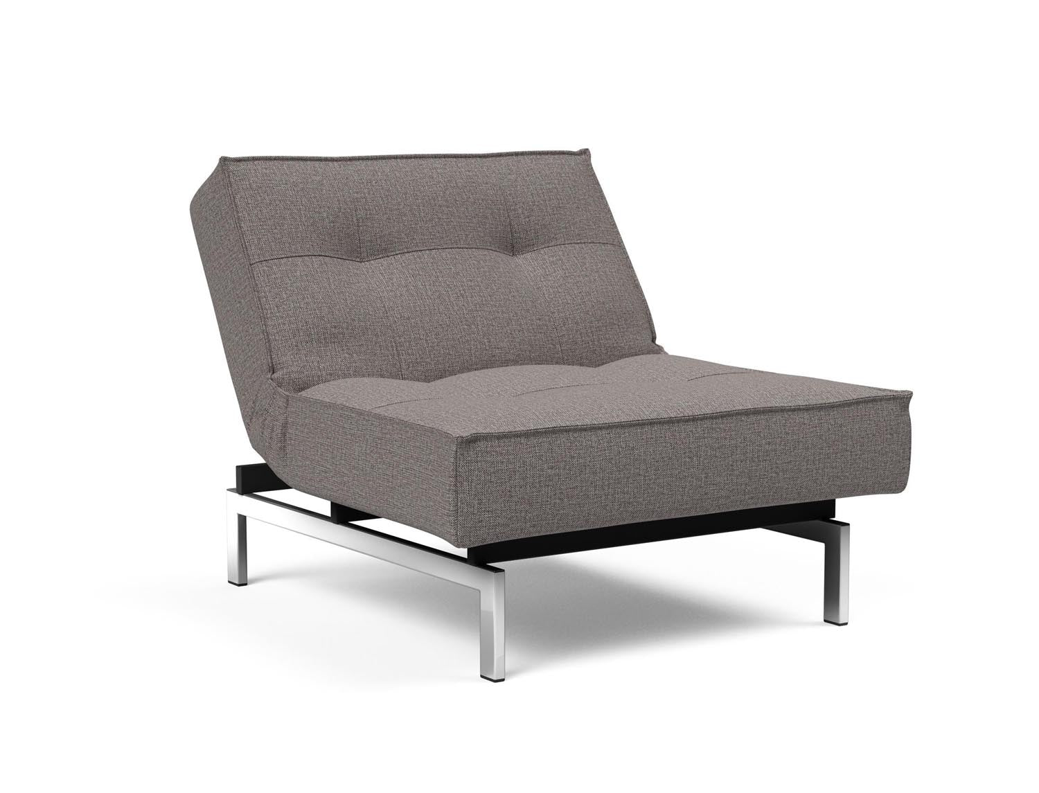 Entdecken Sie den Splitback Chrome Sessel: Stilvolles, modernes Design mit Chrombeinen, ideal für flexible Wohnräume und als praktische Liegefläche.