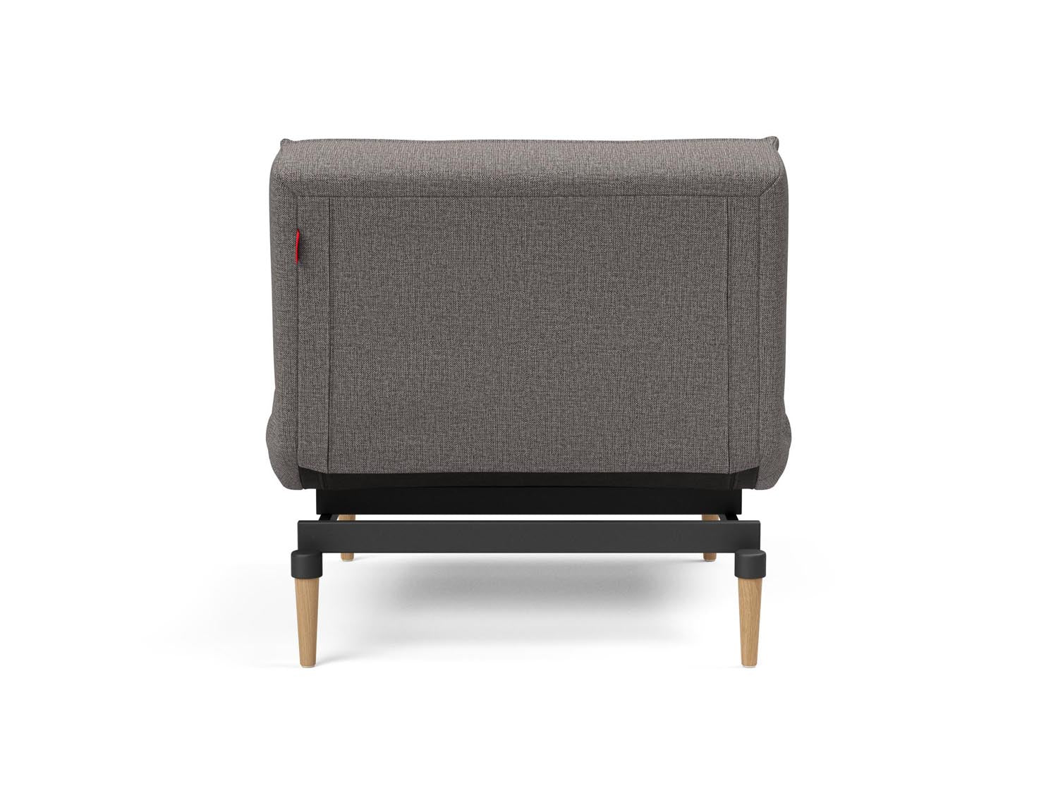 Entdecken Sie den Splitback Styletto Sessel von Innovation Living – ein modernes, flexibles Möbelstück mit ergonomischem Design und edlen Eichenbeinen.