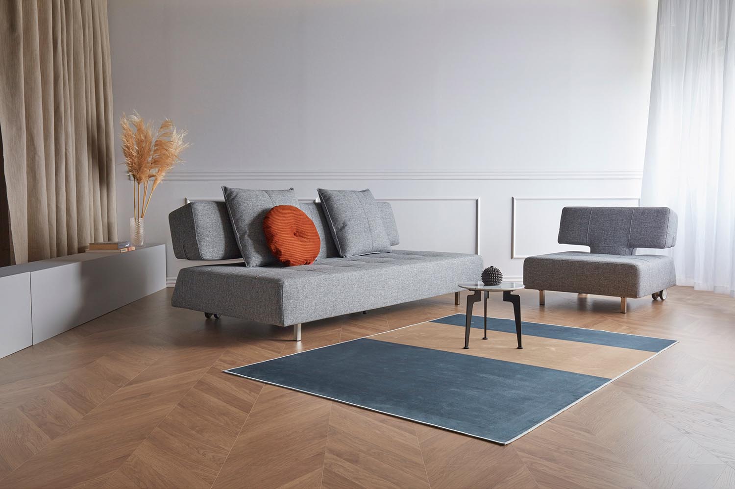 Erleben Sie den Long Horn D.E.L. Sessel von Innovation Living – ein elegantes Design, das Komfort und Funktionalität vereint.