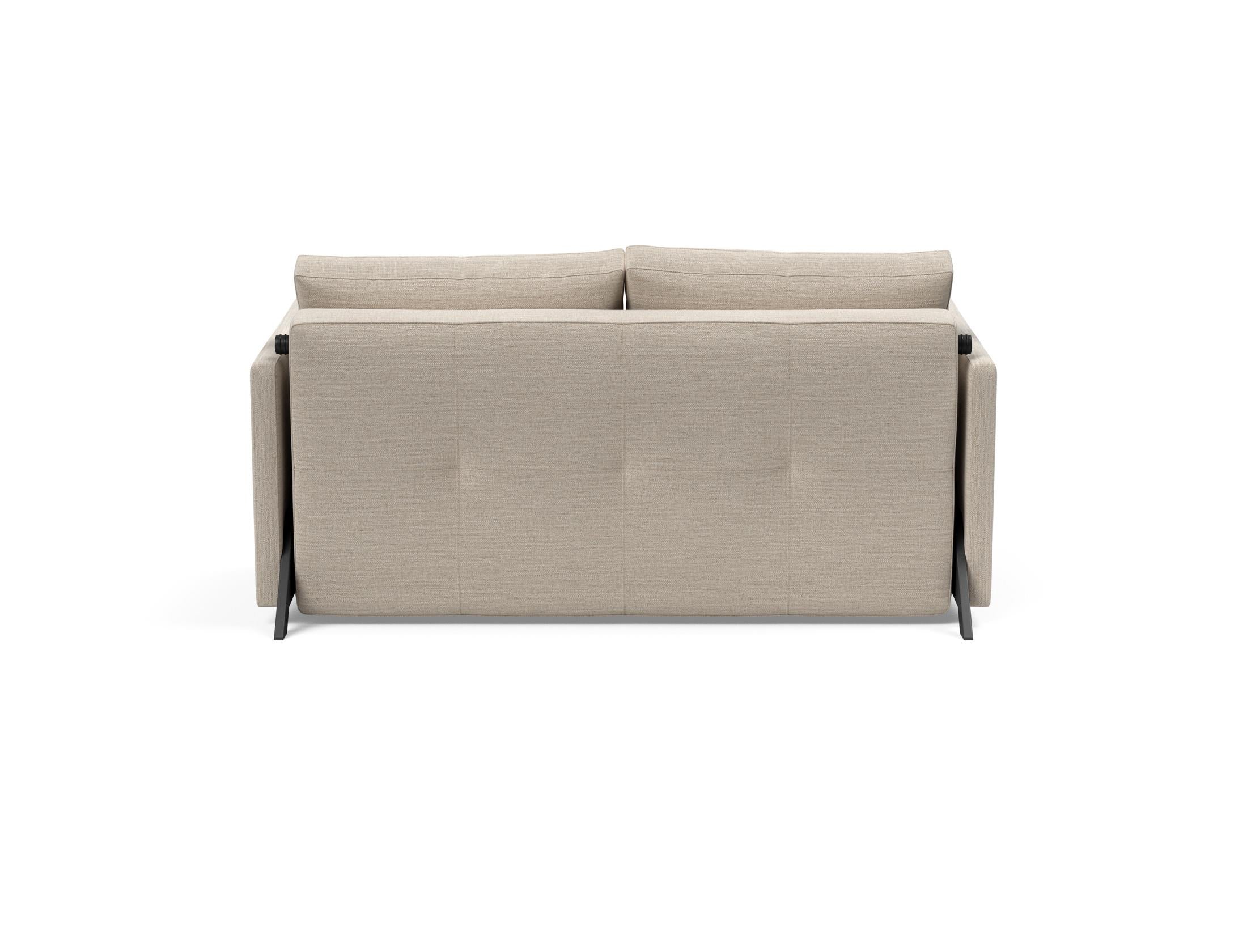 Das Cubed Klappsofa 140 von Innovation Living kombiniert stilvolles Design mit cleverer Funktionalität. Perfekt für kleine Wohnungen, verwandelt es sich schnell in ein bequemes Bett und bietet praktischen Stauraum.