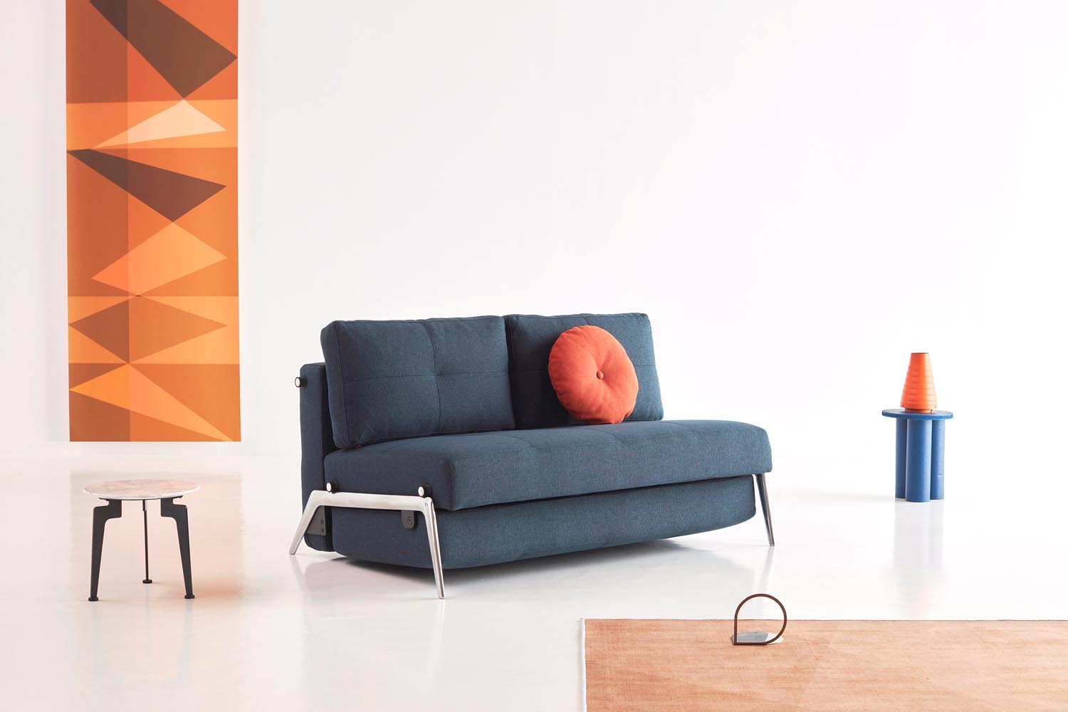 Cubed Klappsofa 140: Stilvolles Sofa mit cleverem Klappmechanismus. Ideal für kleine Räume, bietet Komfort und praktischen Stauraum.
