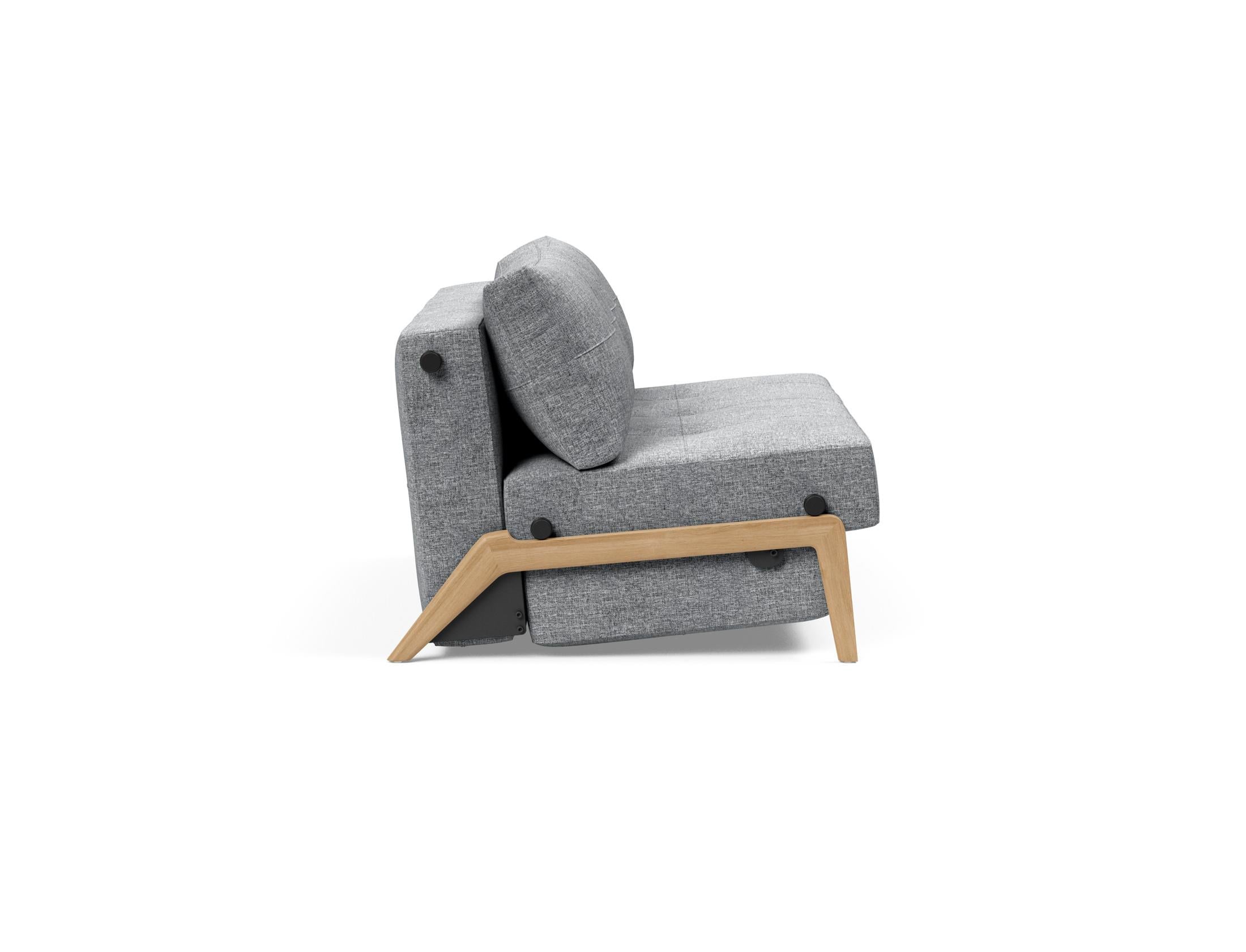 Cubed Klappsofa 140: Kompaktes Sofa mit praktischem Bettkasten und modernem Chromgestell. Perfekt für flexible Wohnlösungen und stilvolle Einrichtung.