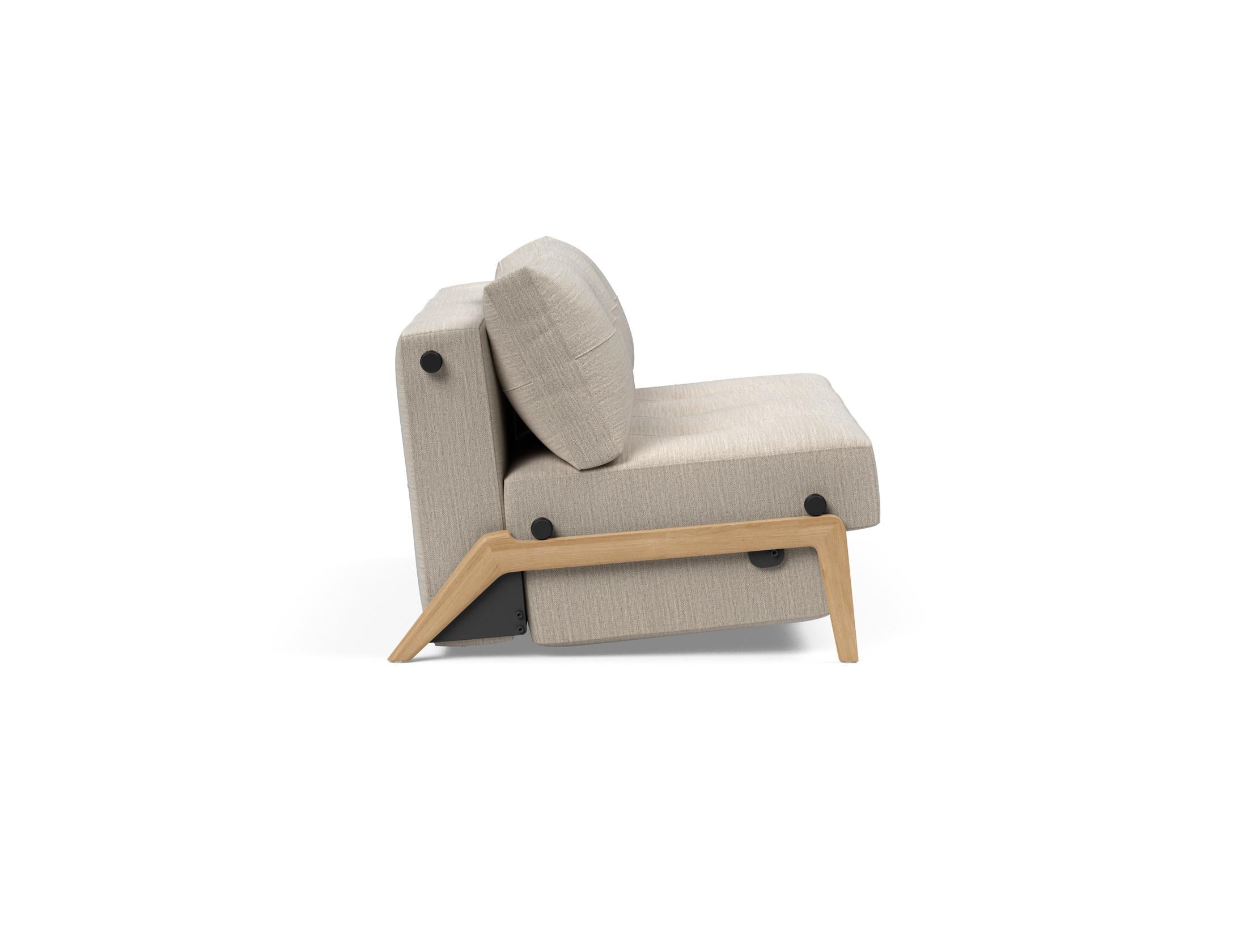 Cubed Klappsofa 140: Stilvolles, platzsparendes Sofa, das schnell zum bequemen Bett wird und praktischen Stauraum für Ihre Utensilien bietet.