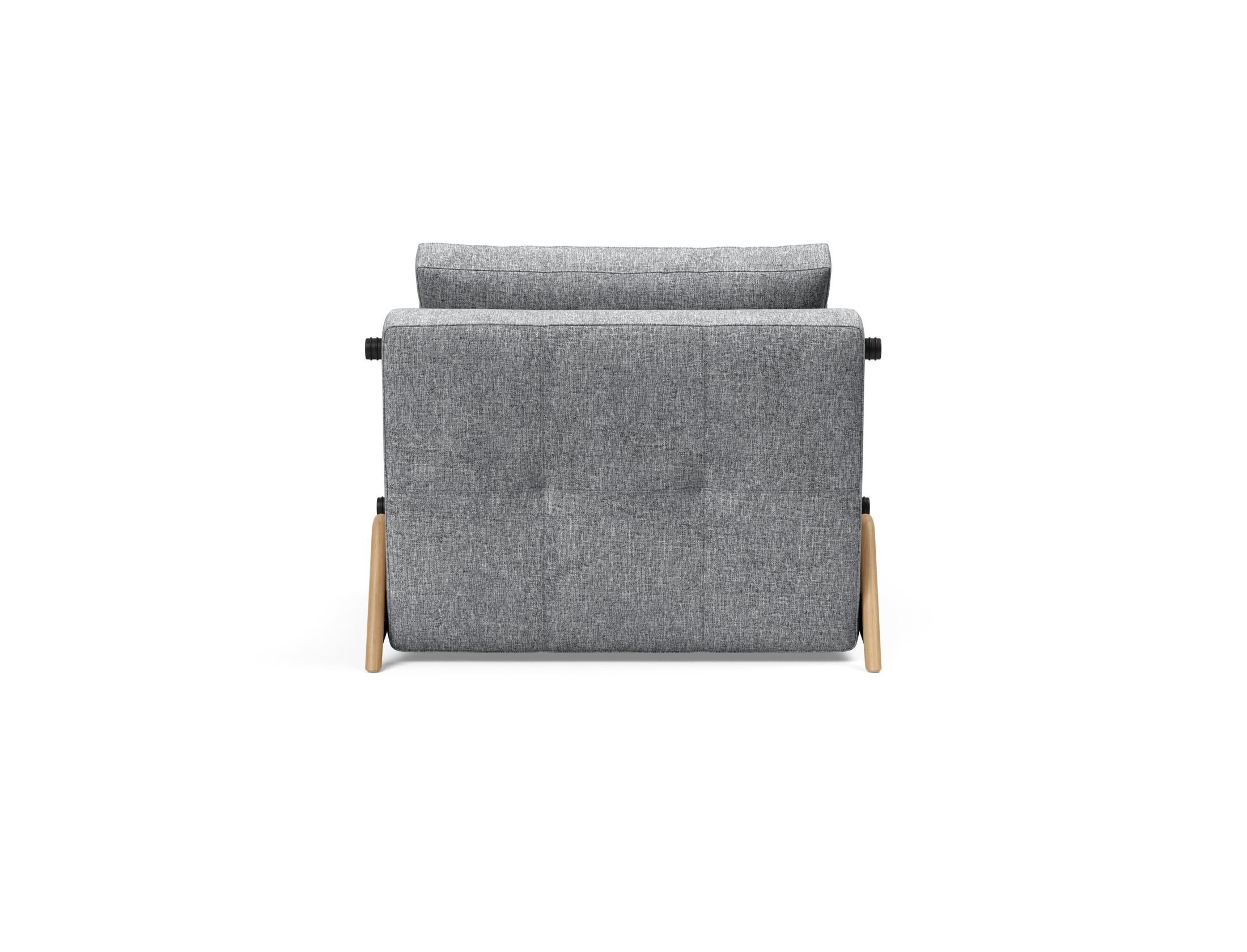 Entdecken Sie den Cubed Sessel 90 von Innovation Living: Ein eleganter, multifunktionaler Sessel mit cleverem Stauraum und einfacher Umwandlung in ein Bett.