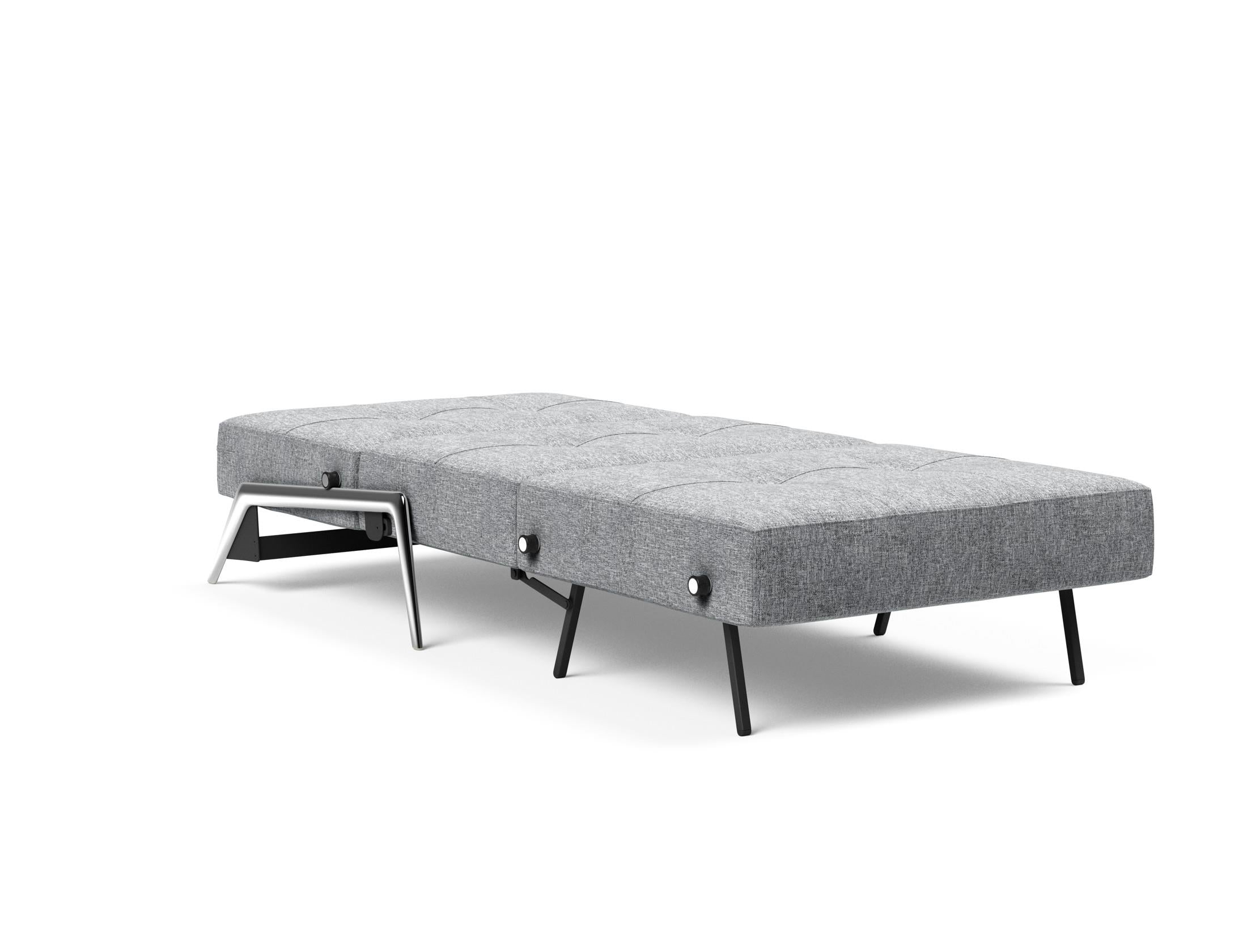Erleben Sie den Cubed Sessel 90 von Innovation Living: Ein stilvoller, kompakter Sessel, der sich mühelos in ein Bett verwandelt und zusätzlichen Stauraum bietet.