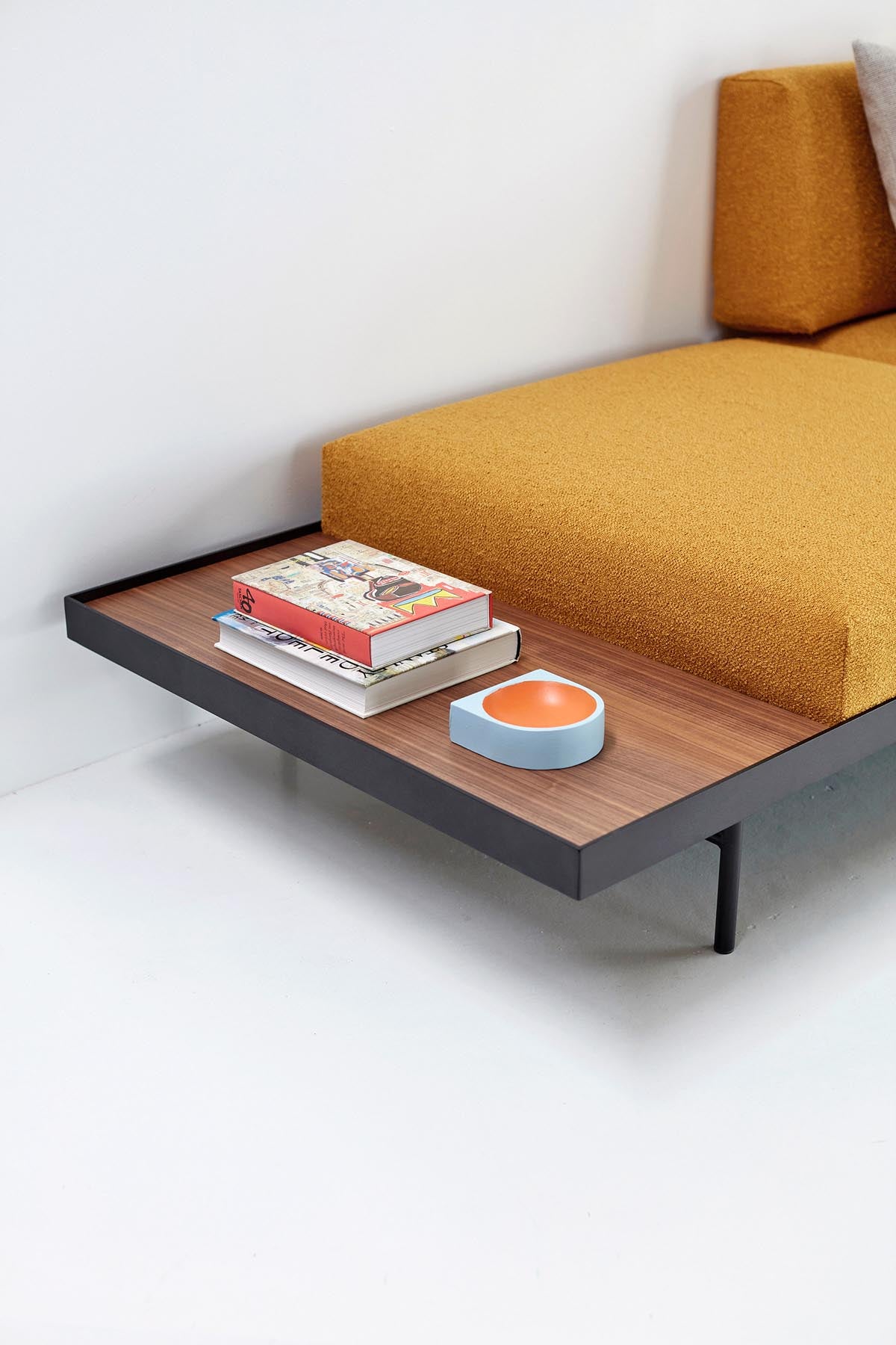 Puri Klappsofa mit Tisch in 536 Bouclé Ochre präsentiert im Onlineshop von KAQTU Design AG. Bettsofa ist von Innovation Living