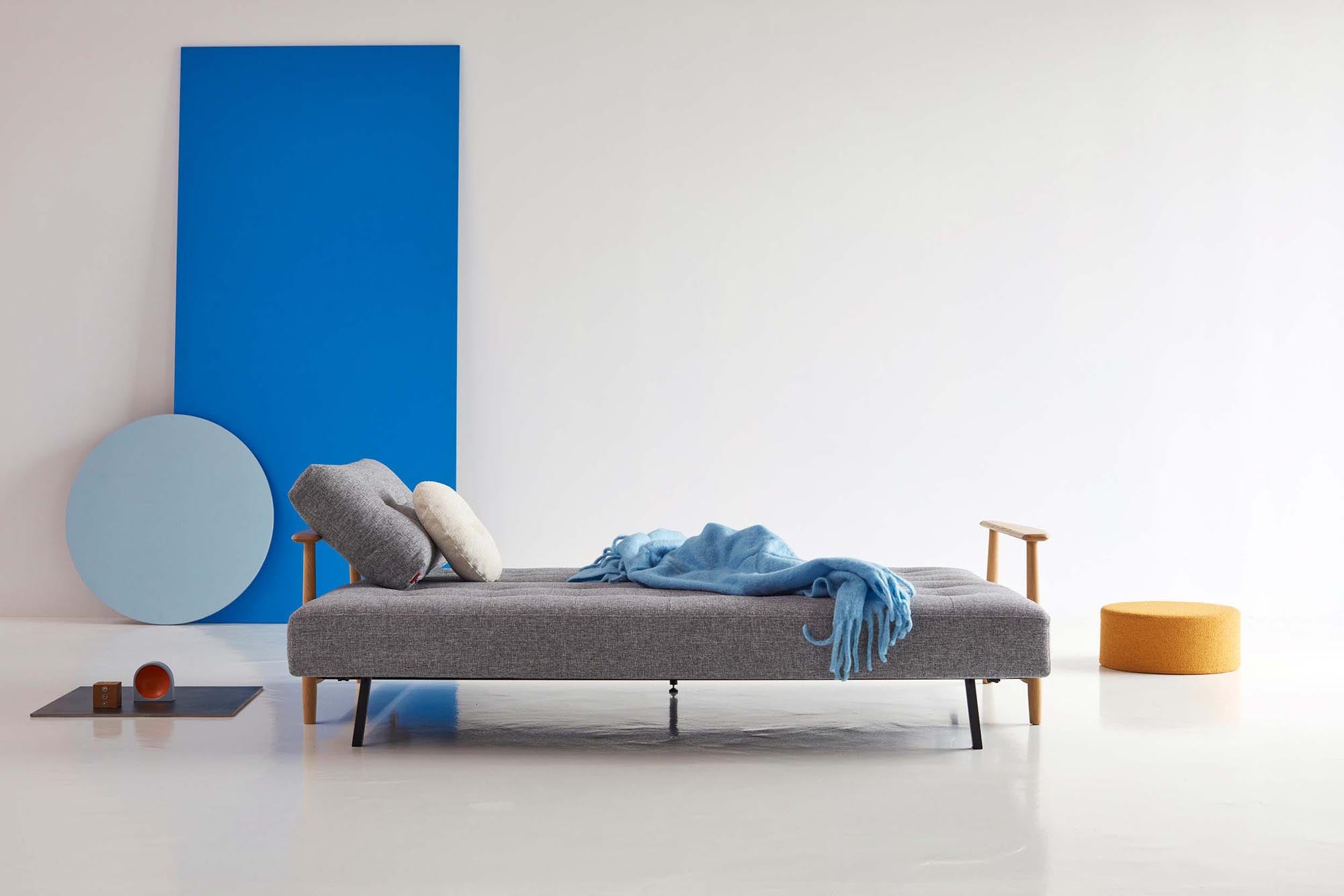 Das Eluma Bettsofa 140 von Innovation Living vereint modernes Design mit praktischer Funktionalität, ideal für kleine Räume und Übernachtungsgäste.