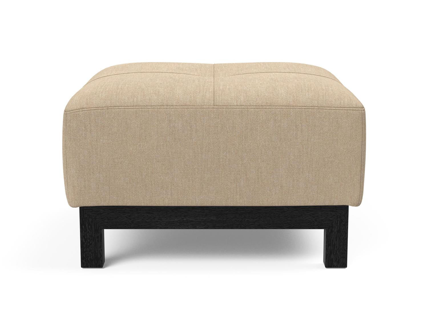 Entdecken Sie die Bifrost D.E.L. Ottoman von Innovation Living – stilvolles Design aus schwarzer Eiche, vielseitig einsetzbar und perfekt kombinierbar.