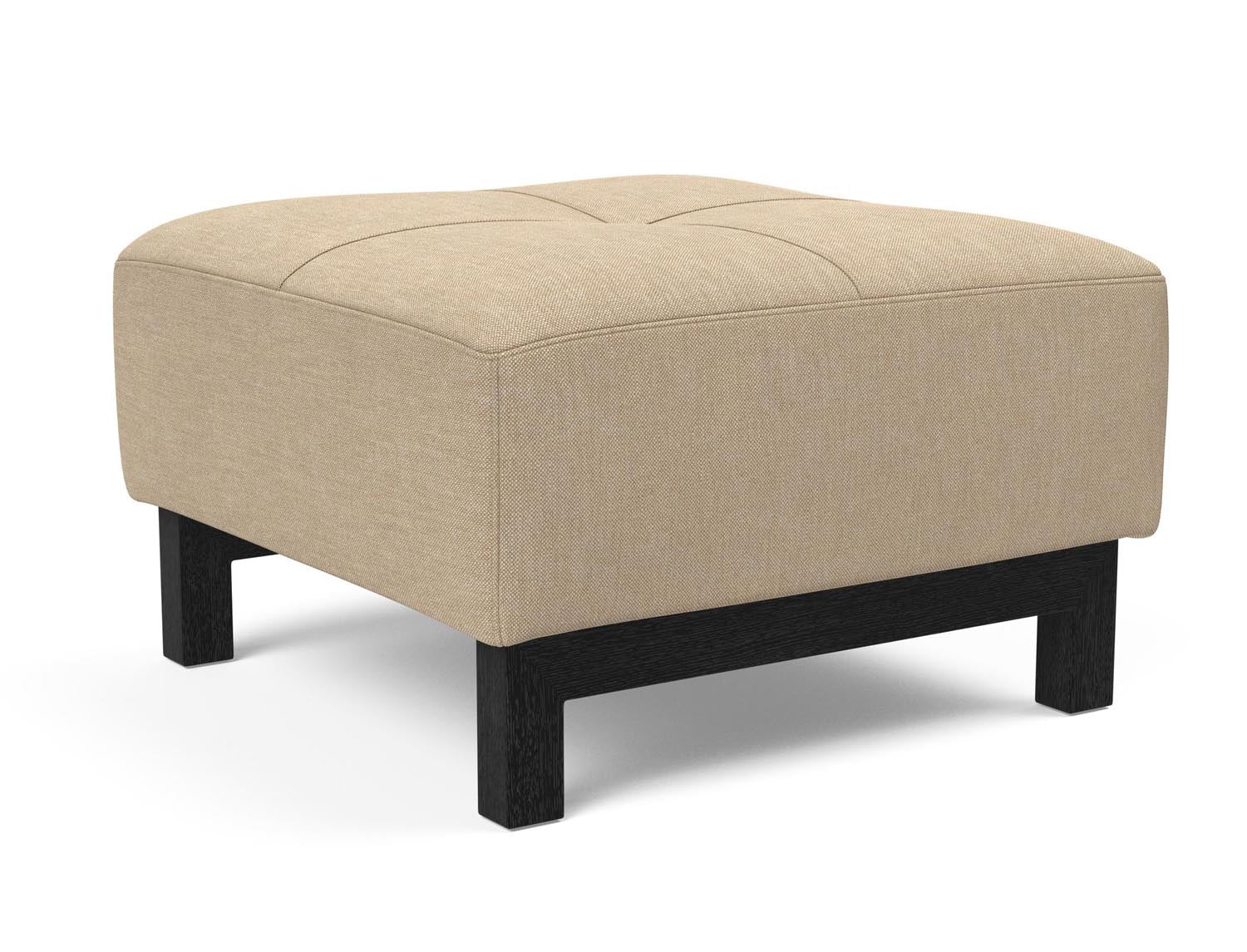Entdecken Sie die Bifrost D.E.L. Ottoman von Innovation Living – stilvolles Design aus schwarzer Eiche, vielseitig einsetzbar und perfekt kombinierbar.