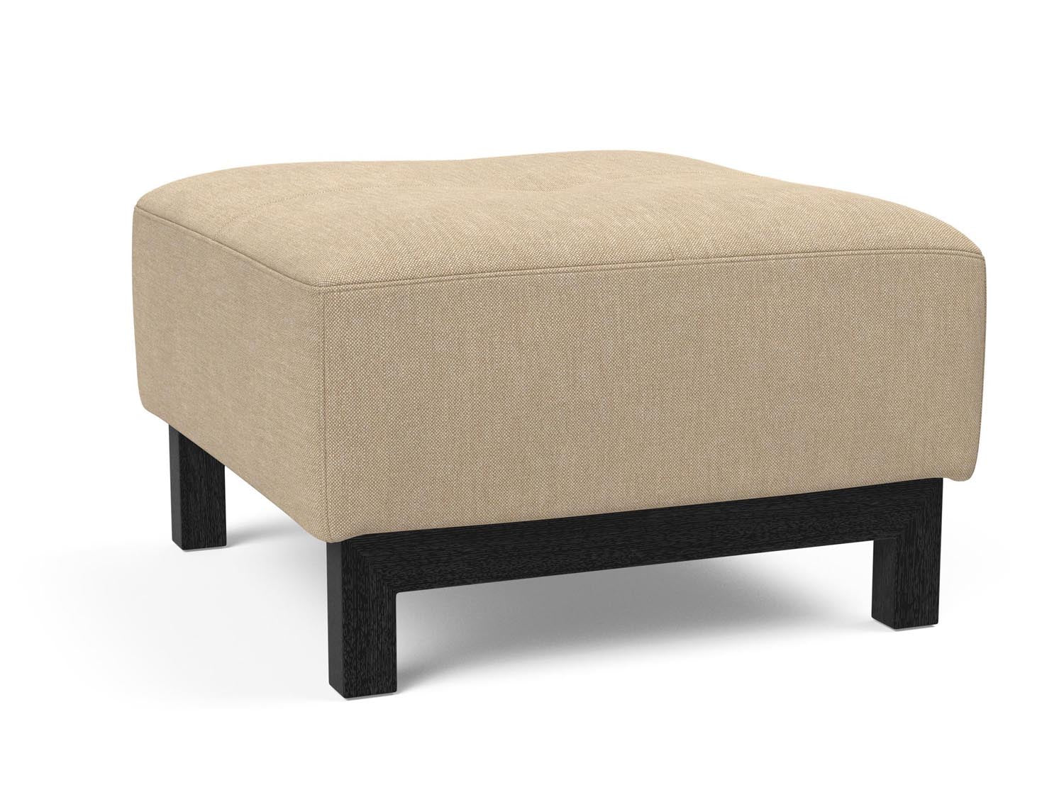 Entdecken Sie die Bifrost D.E.L. Ottoman von Innovation Living – stilvolles Design aus schwarzer Eiche, vielseitig einsetzbar und perfekt kombinierbar.