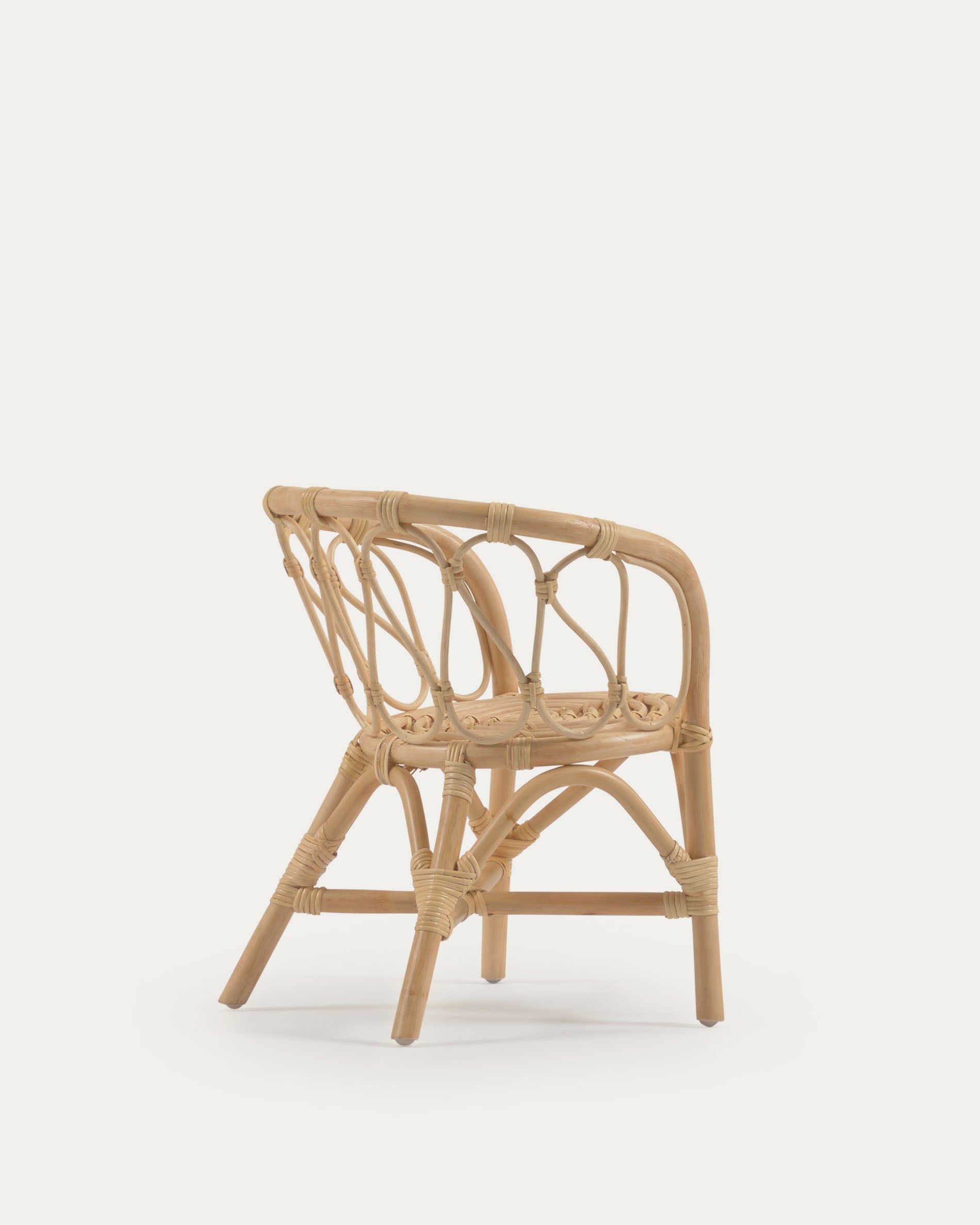 Der Lumila Kinderstuhl aus Rattan von Kave Home ist ein stilvoller, langlebiger und bequemer Stuhl für Kinderzimmer oder Wohnräume.