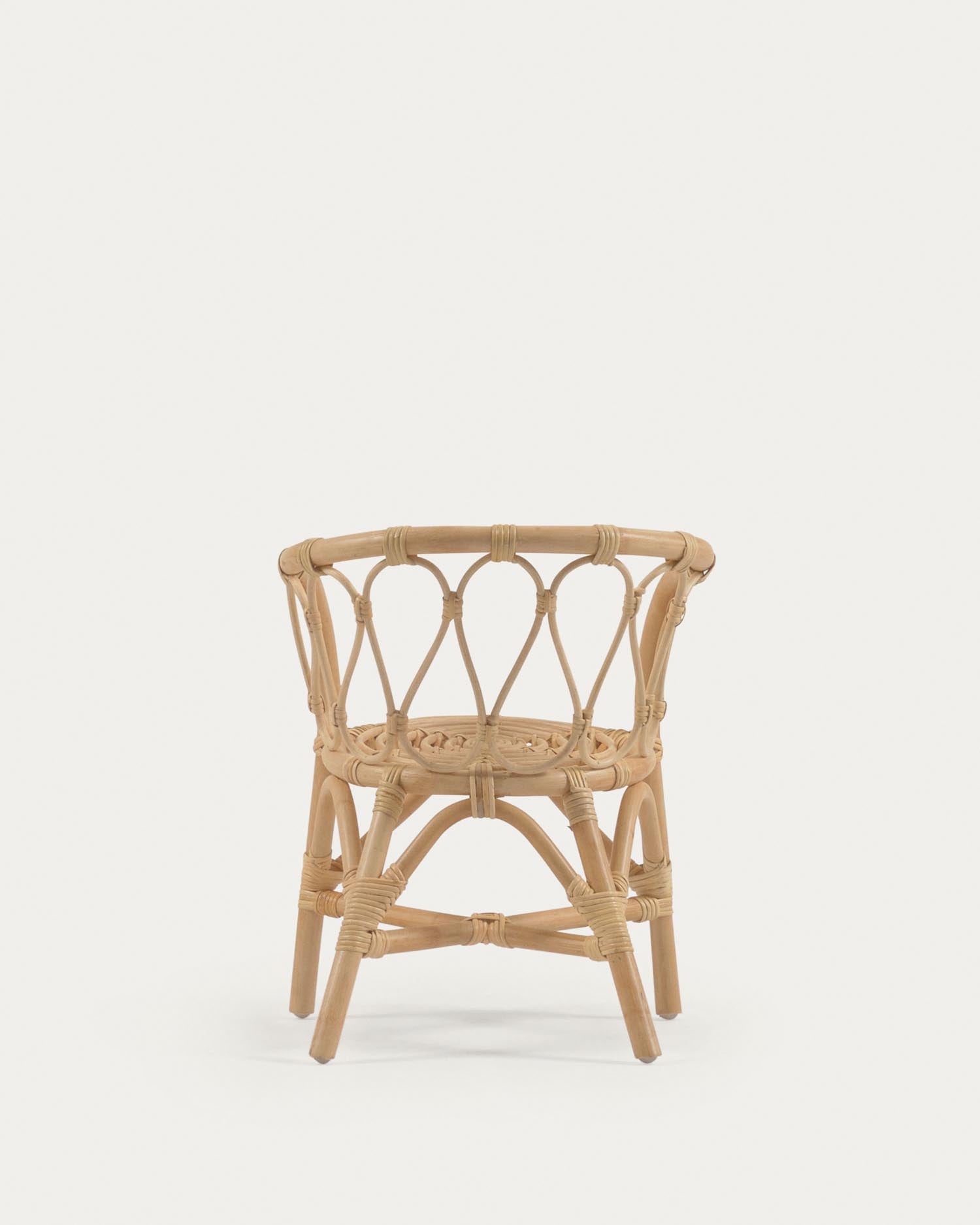 Der Lumila Kinderstuhl aus Rattan von Kave Home bietet stilvolles Design und Komfort, ideal für Kinderzimmer oder Wohnbereiche.