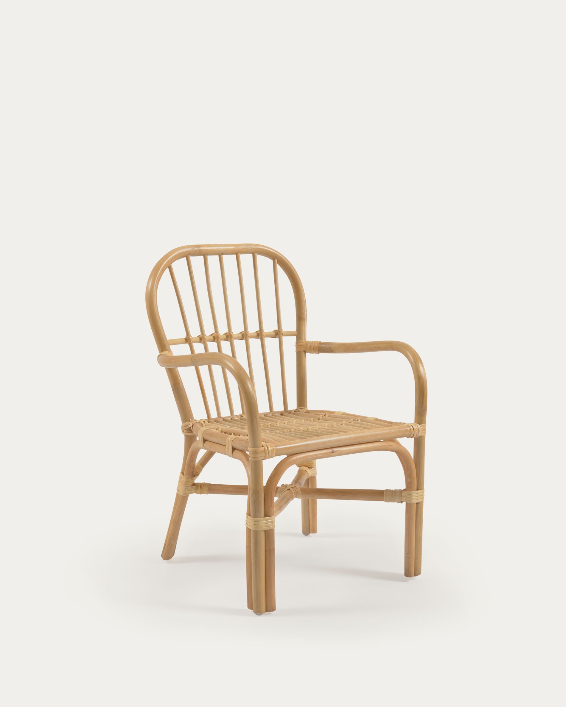 Der Marzieh Kinderstuhl aus Rattan von Kave Home: Handgefertigt, langlebig, ideal für kreative Kinderaktivitäten.
