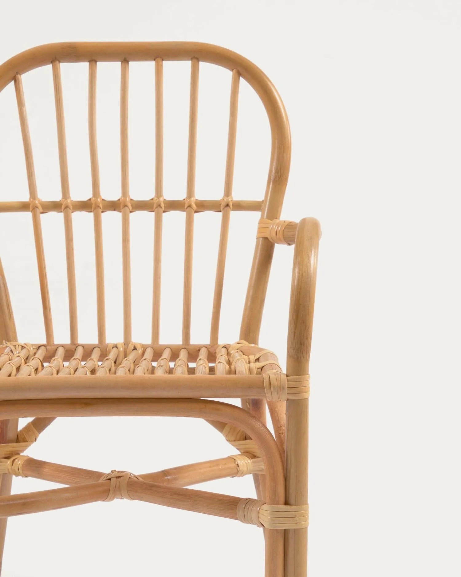 Der Marzieh Kinderstuhl aus Rattan von Kave Home kombiniert natürlichen Charme mit Funktionalität, ideal für Kinderzimmer und Spielbereiche.