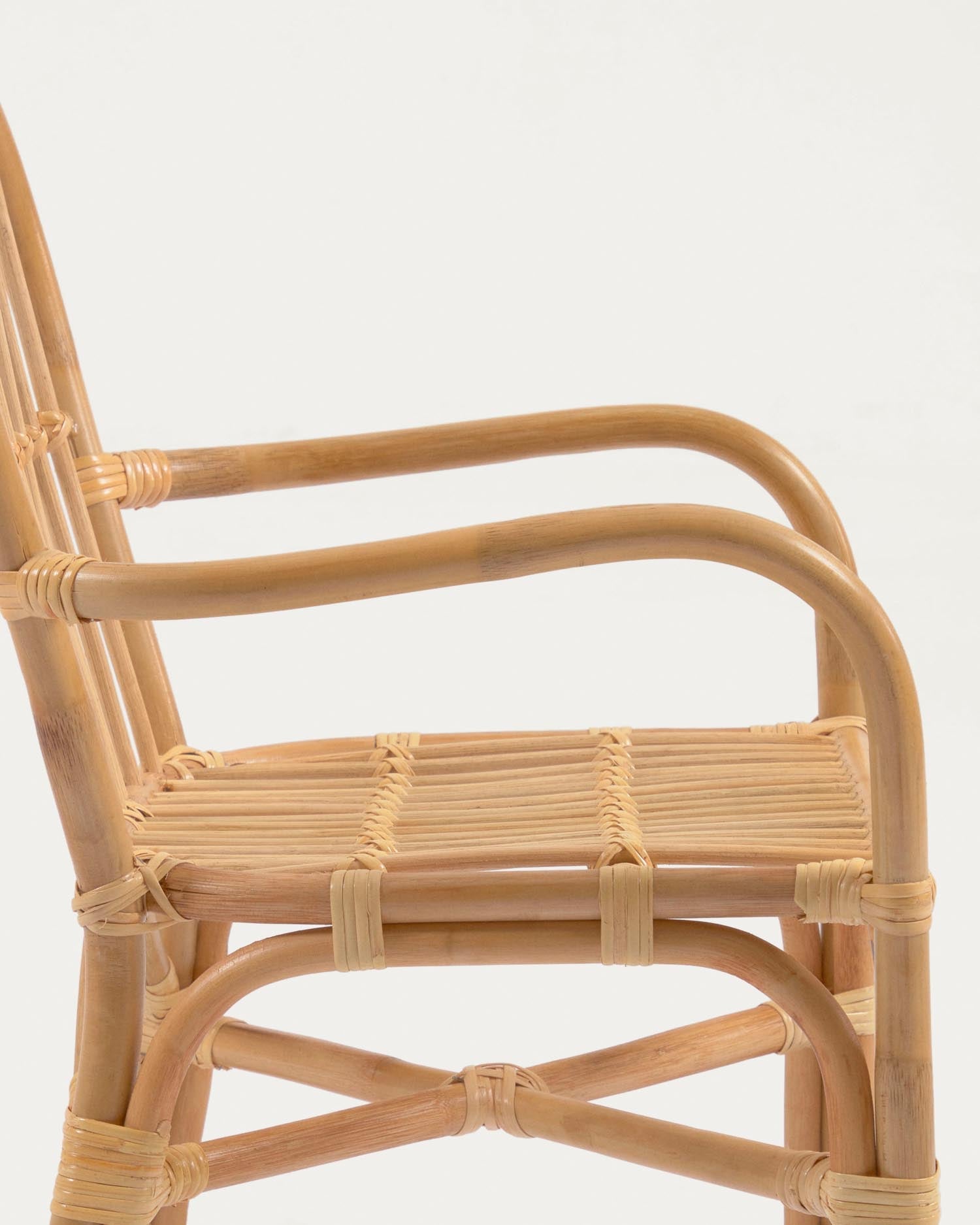 Der Marzieh Kinderstuhl aus Rattan von Kave Home bietet stilvolles Design und Komfort, perfekt für Kinderzimmer und Spielbereiche.