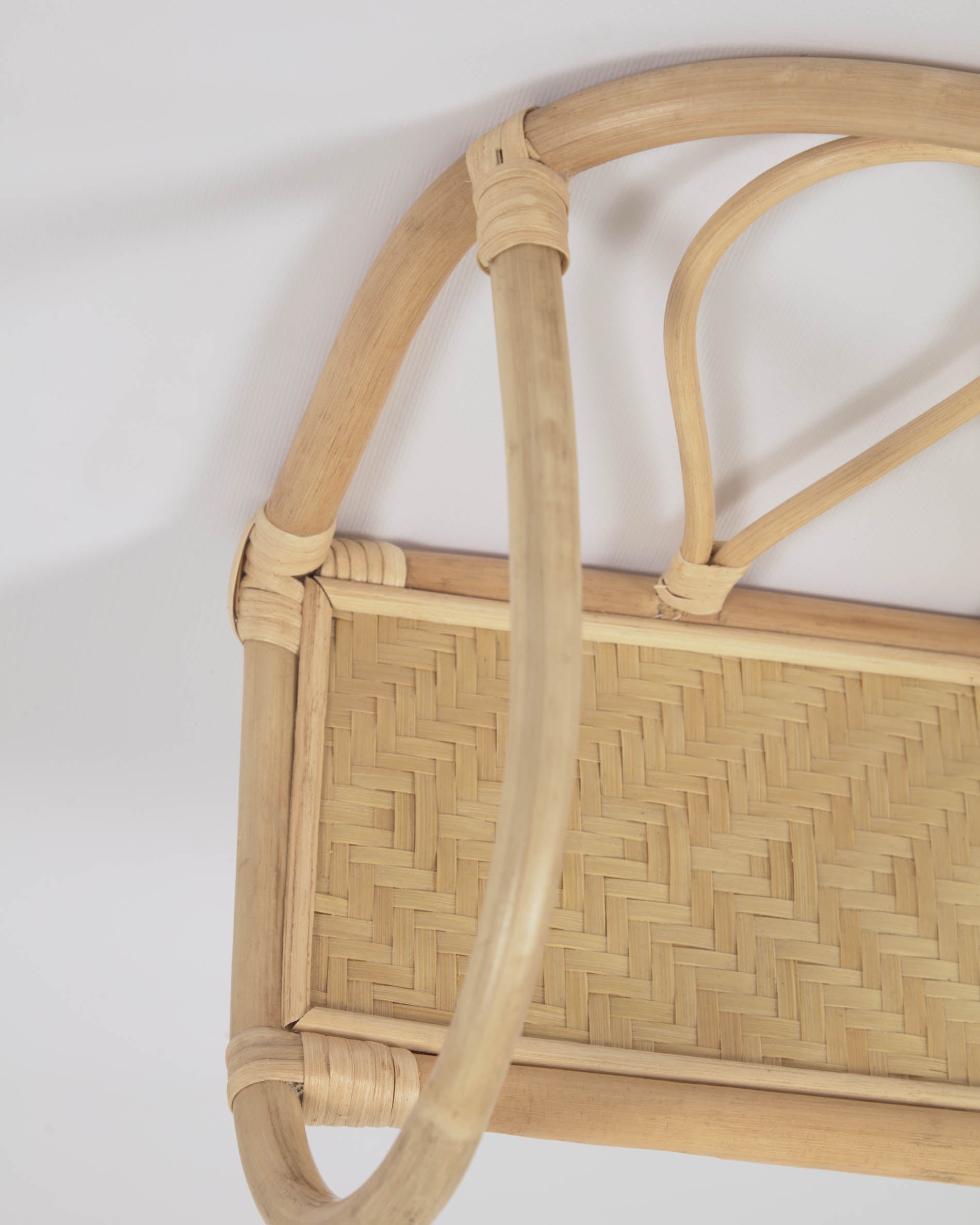 Gestalten Sie Ihre Wände mit dem Nyarai Wandregal aus Rattan von Kave Home (58 x 25 cm) – ein stilvolles und praktisches Highlight für jedes Zuhause.