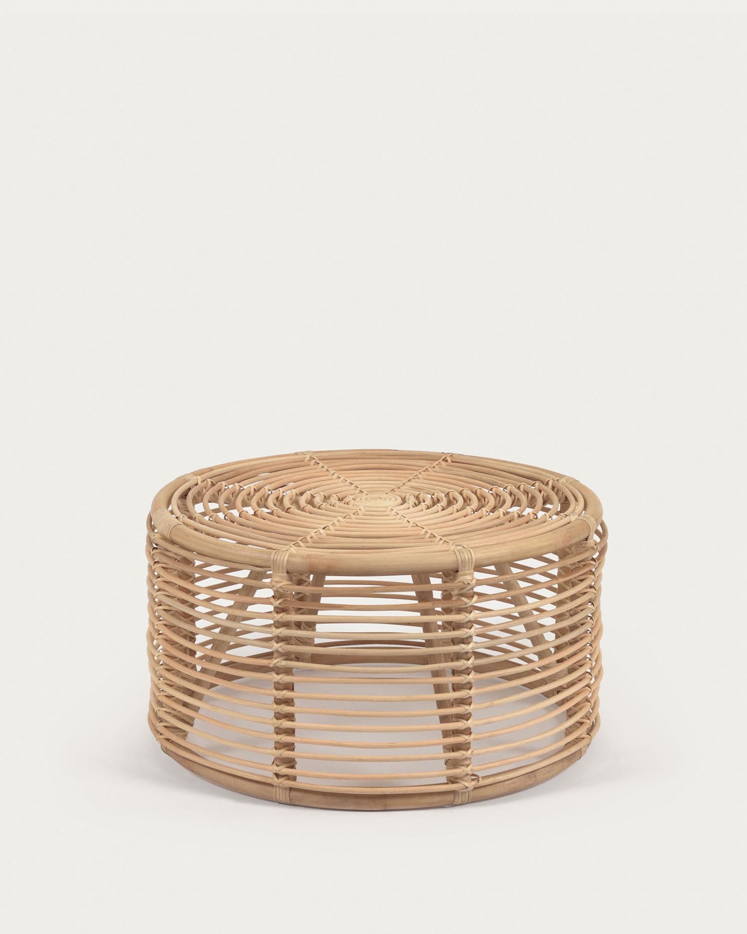 Runder Couchtisch aus Rattan mit natürlichem Finish, Ø 66 cm, von Kave Home. Stilvoll und ideal für ein gemütliches Zuhause.