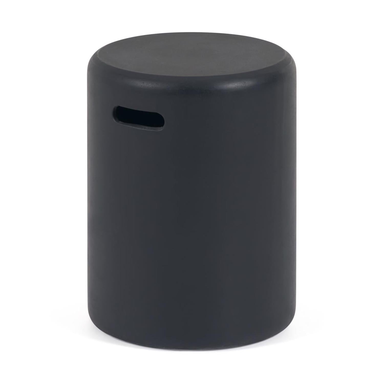 Taimi Outdoor Hocker aus Zement mit schwarzem Finish Ø 35 cm in Schwarz präsentiert im Onlineshop von KAQTU Design AG. Hocker Outdoor ist von Kave Home