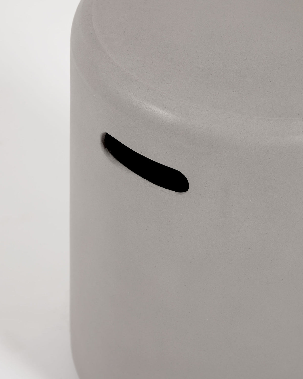 Taimi Outdoor Hocker aus Zement Ø 35 cm in Natur präsentiert im Onlineshop von KAQTU Design AG. Hocker Outdoor ist von Kave Home