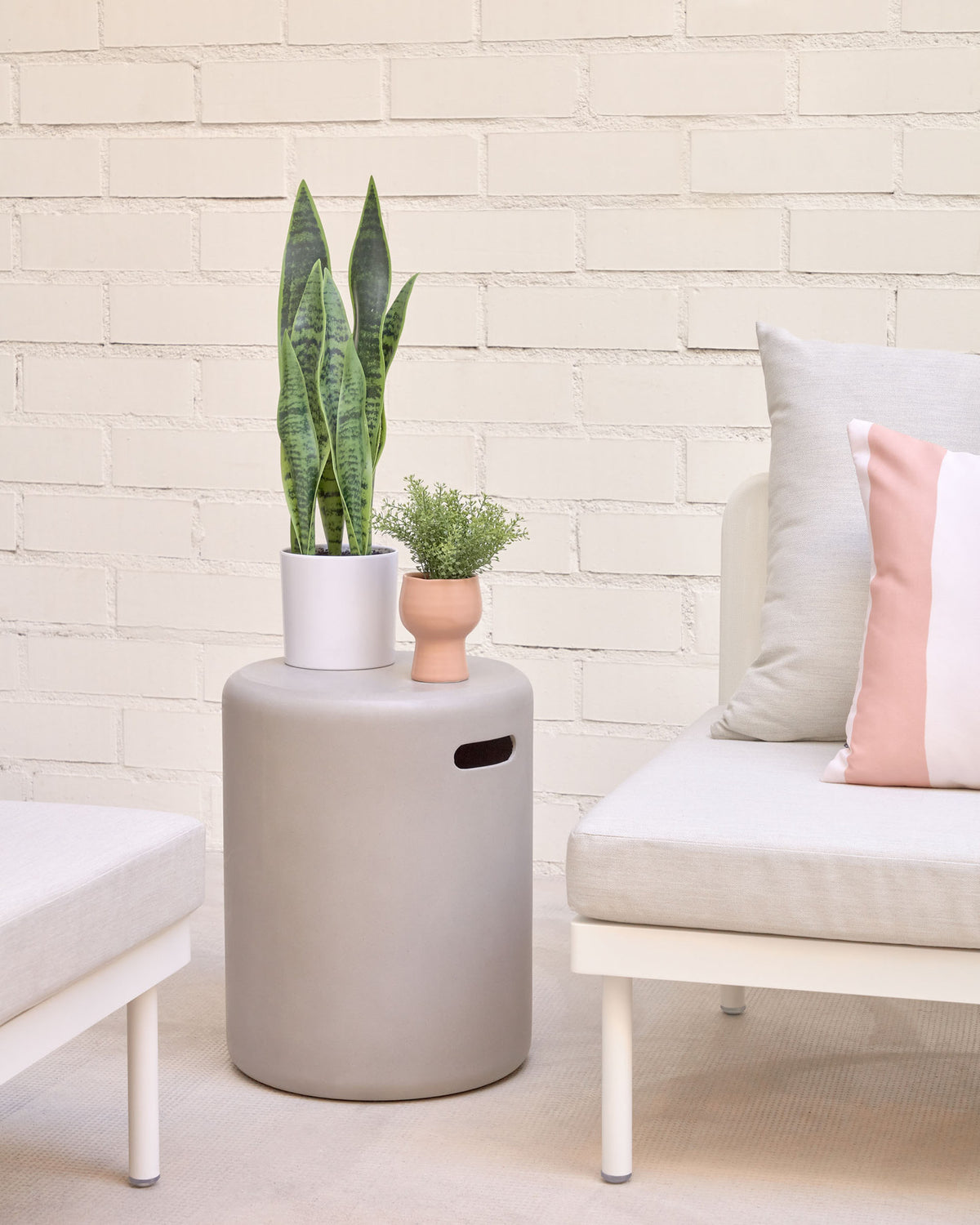 Taimi Outdoor Hocker aus Zement Ø 35 cm in Natur präsentiert im Onlineshop von KAQTU Design AG. Hocker Outdoor ist von Kave Home