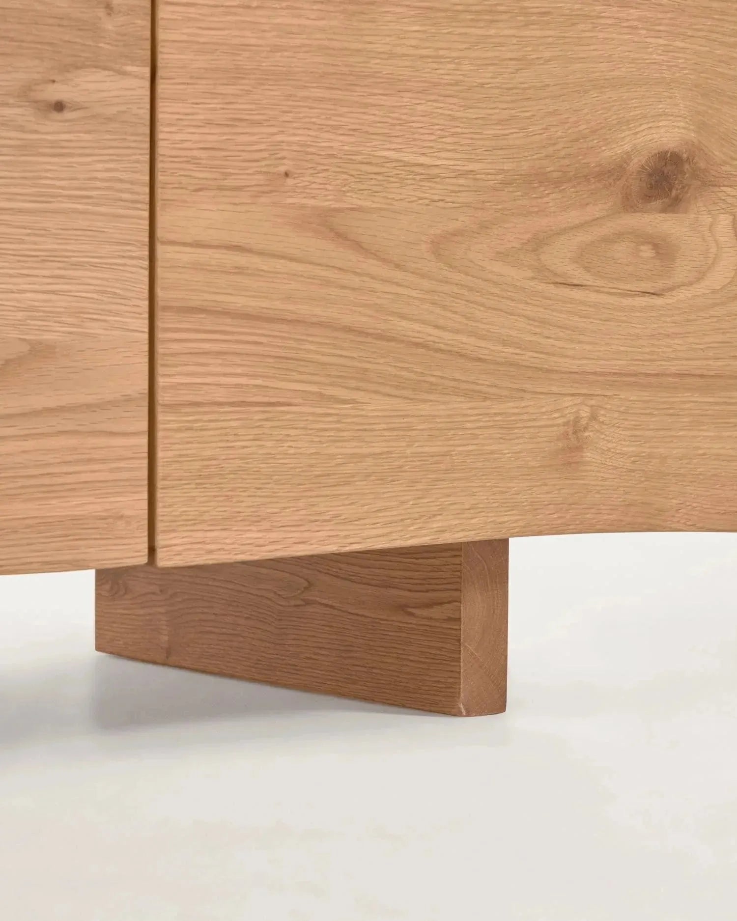 Das Rasha Sideboard von Kave Home aus Eichenfurnier mit natürlichem Finish, 4 Türen, 180x71 cm, vereint Stil und Funktionalität.