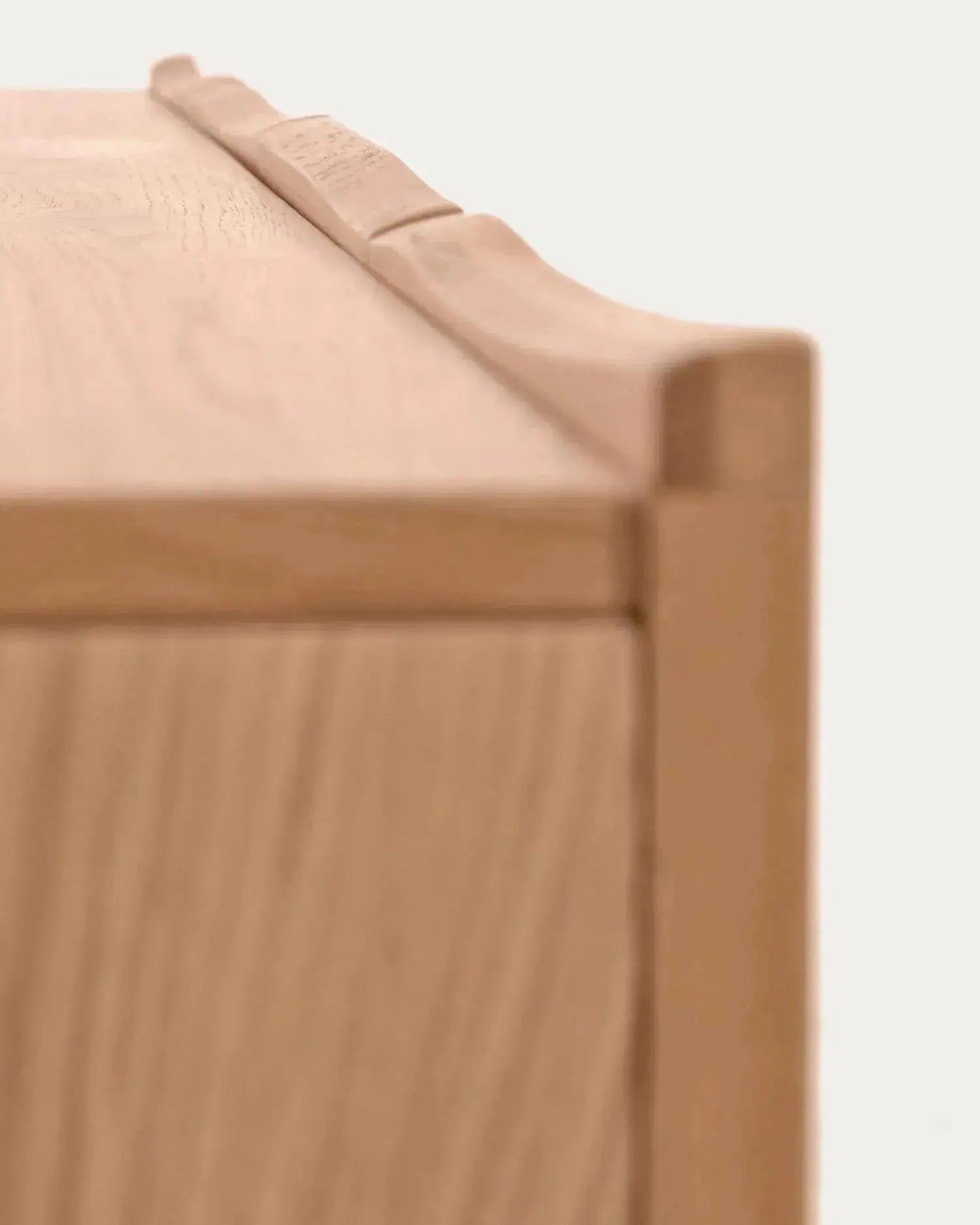 Das Rasha Sideboard von Kave Home, 4 Türen, Eichenfurnier, 180x71 cm, kombiniert stilvolles Design mit funktionalem Stauraum.