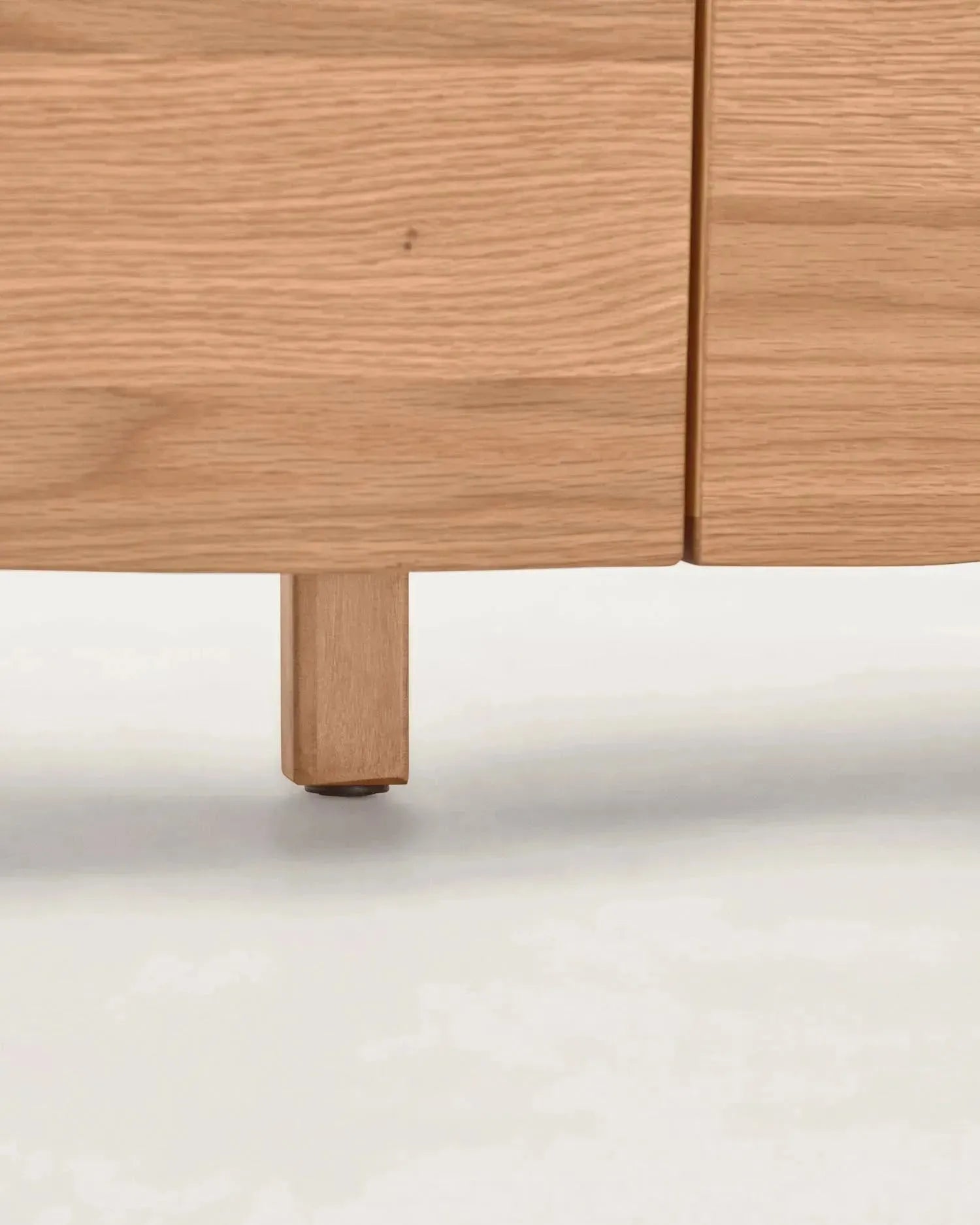 Das Rasha Sideboard von Kave Home bietet mit 4 Türen und Eichenfurnier in natürlichem Finish eleganten Stauraum für Ihr Zuhause.