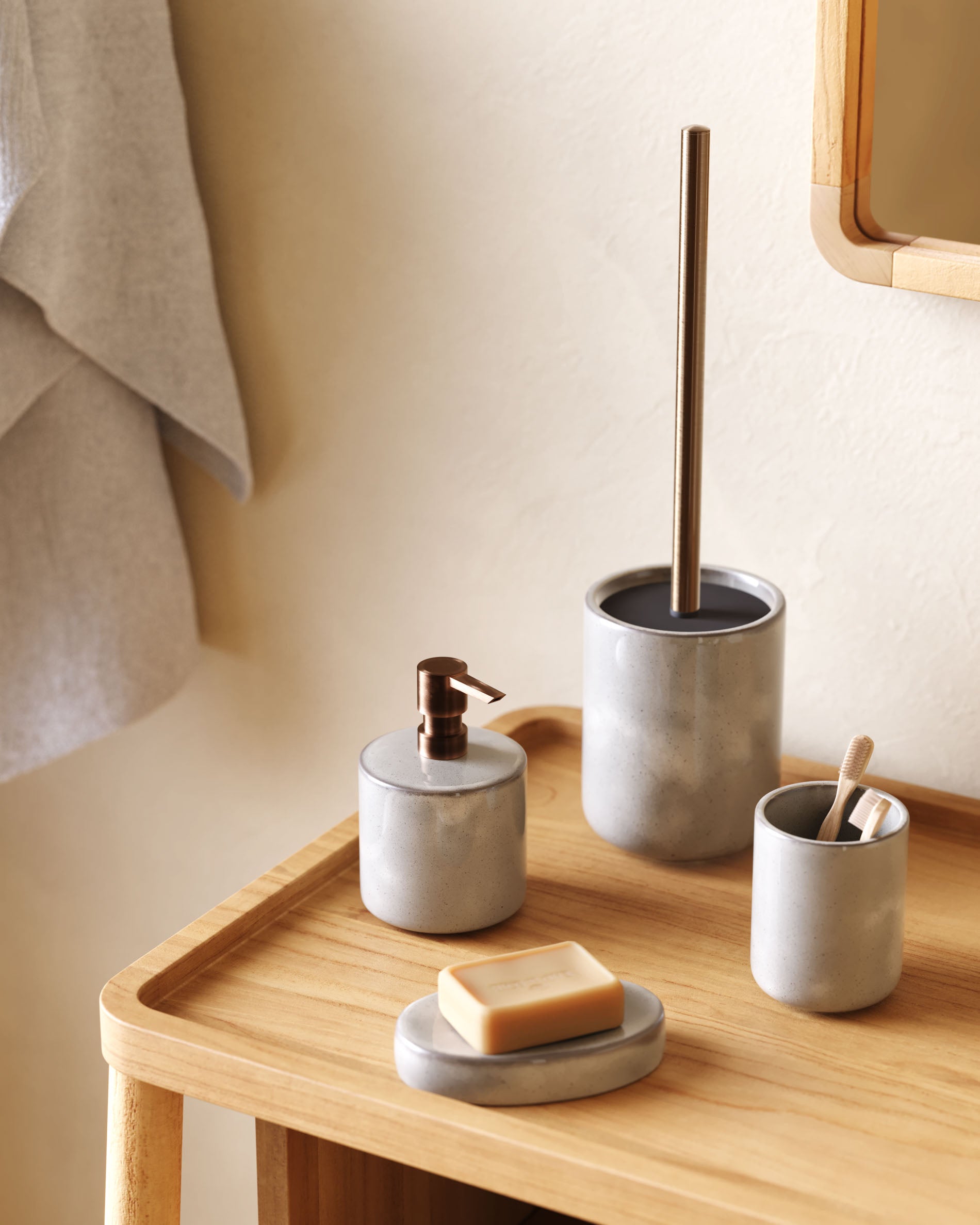 Chavela Seifenschale aus Keramik grau in Grau präsentiert im Onlineshop von KAQTU Design AG. Badzubehör ist von Kave Home