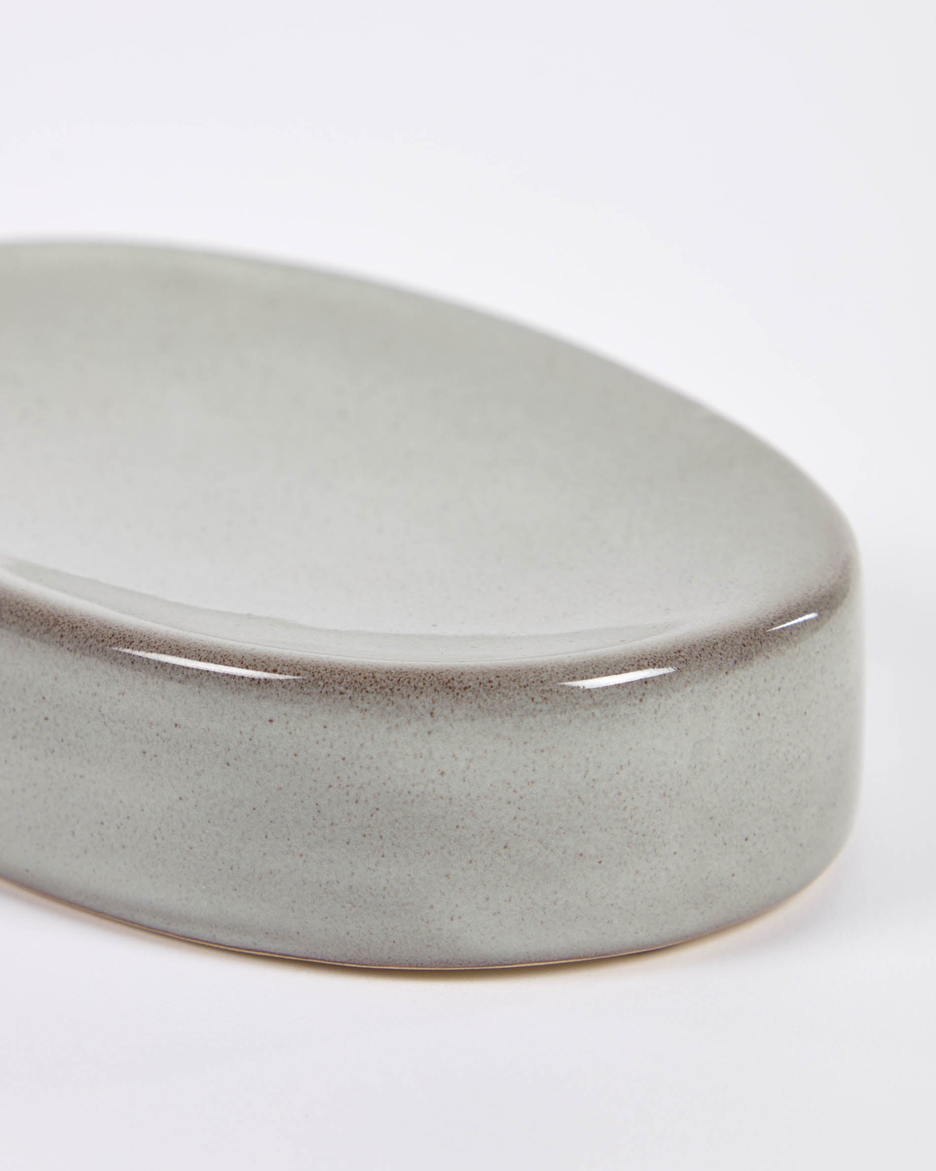 Chavela Seifenschale aus Keramik grau in Grau präsentiert im Onlineshop von KAQTU Design AG. Badzubehör ist von Kave Home
