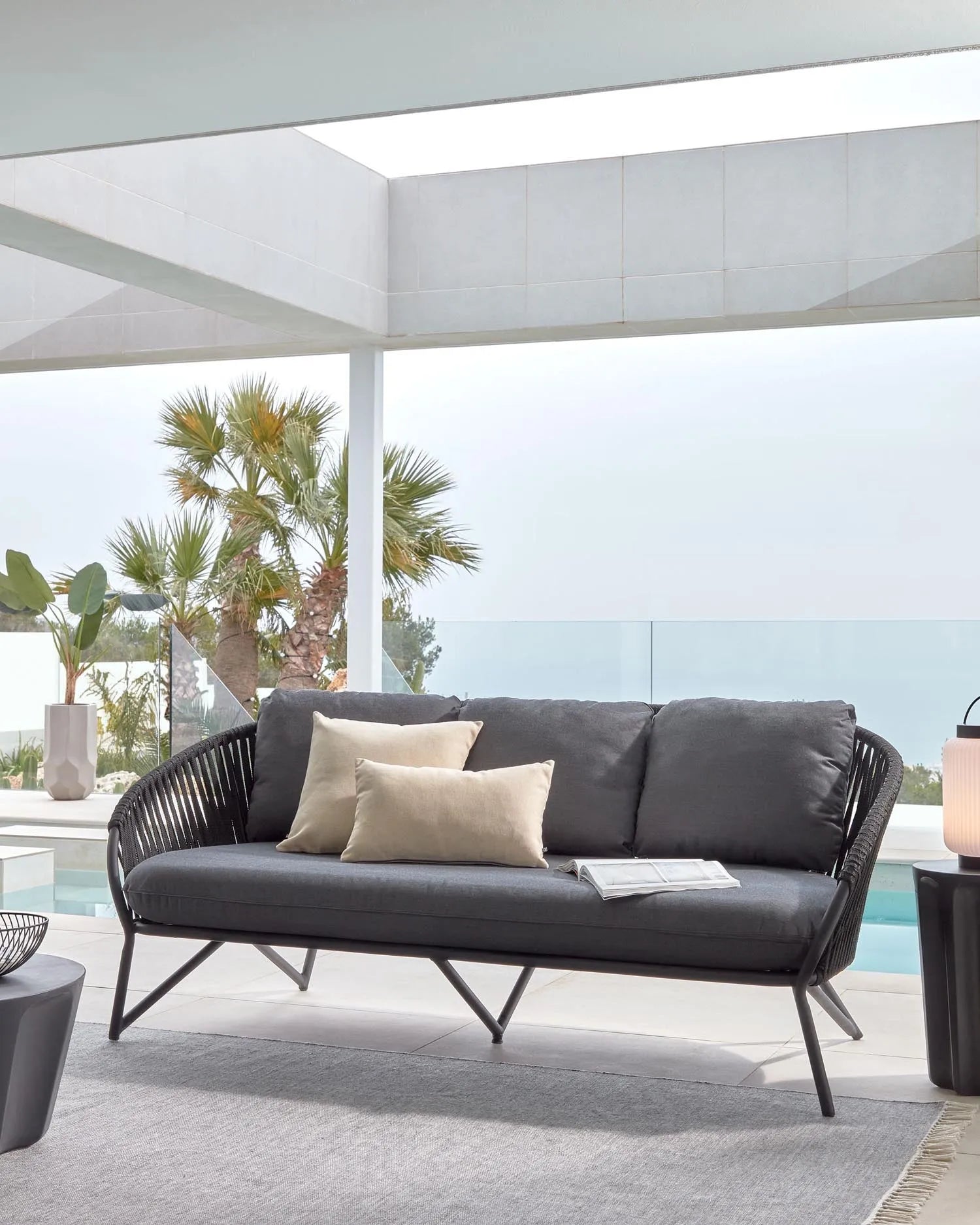 Das Branzie 3-Sitzer-Sofa von Kave Home kombiniert modernes Design mit schwarzem Seil und bietet Komfort auf 180 cm Breite.