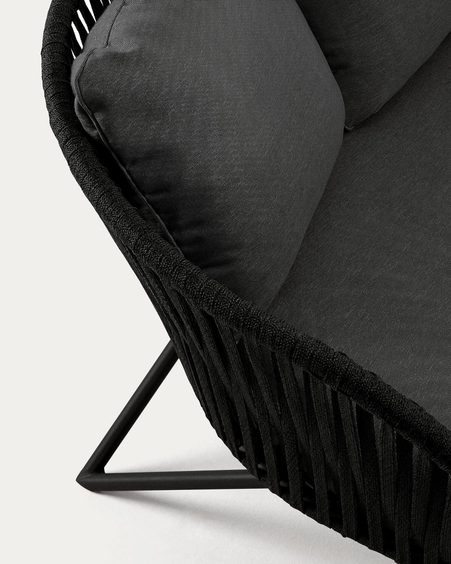 Das Branzie Sofa von Kave Home, 3-Sitzer, 180 cm, aus schwarzem Seil, kombiniert modernes Design mit hohem Sitzkomfort.