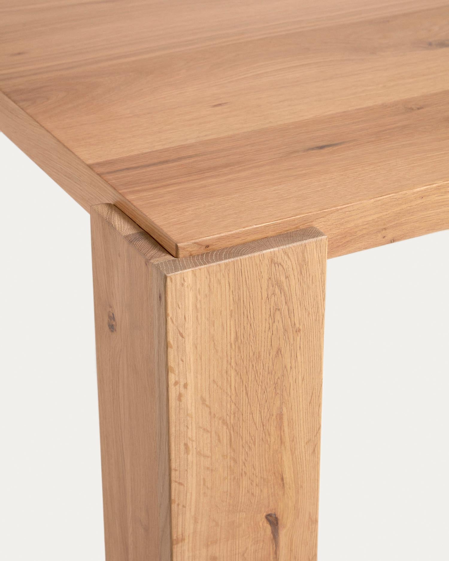 Deyanira Tisch: 200x100 cm, stilvolles Eichenfurnier und robuste Eichenbeine. Perfekt für gesellige Runden und zeitloses Design.