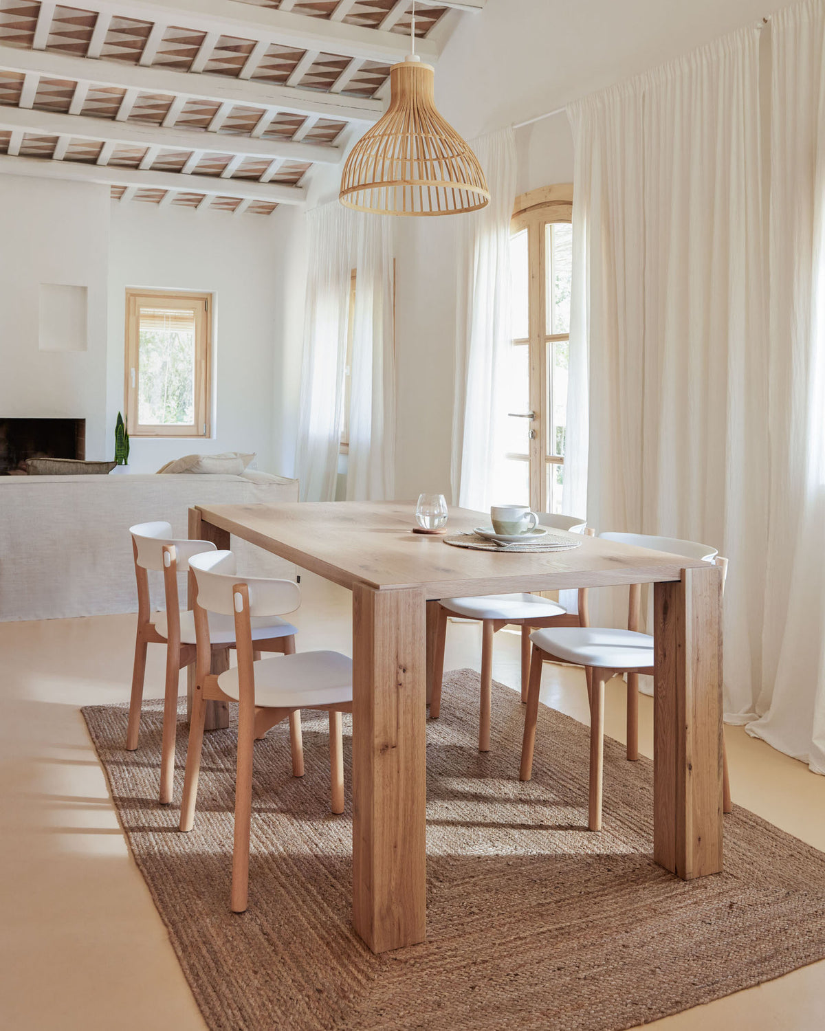Deyanira Tisch mit Eichenfurnier und massiven Eichenbeinen 200 x 100 cm in Natur präsentiert im Onlineshop von KAQTU Design AG. Esstisch ist von Kave Home