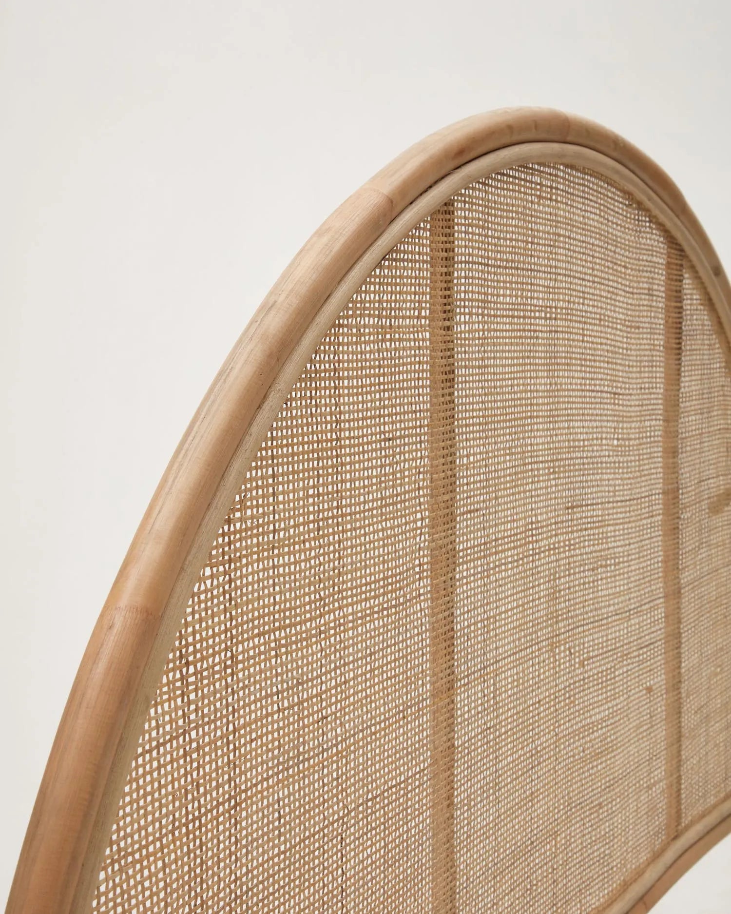 Elegantes, rundes Rattan-Bettkopfteil von Kave Home, 150/160 cm, verbindet Stil mit Nachhaltigkeit.