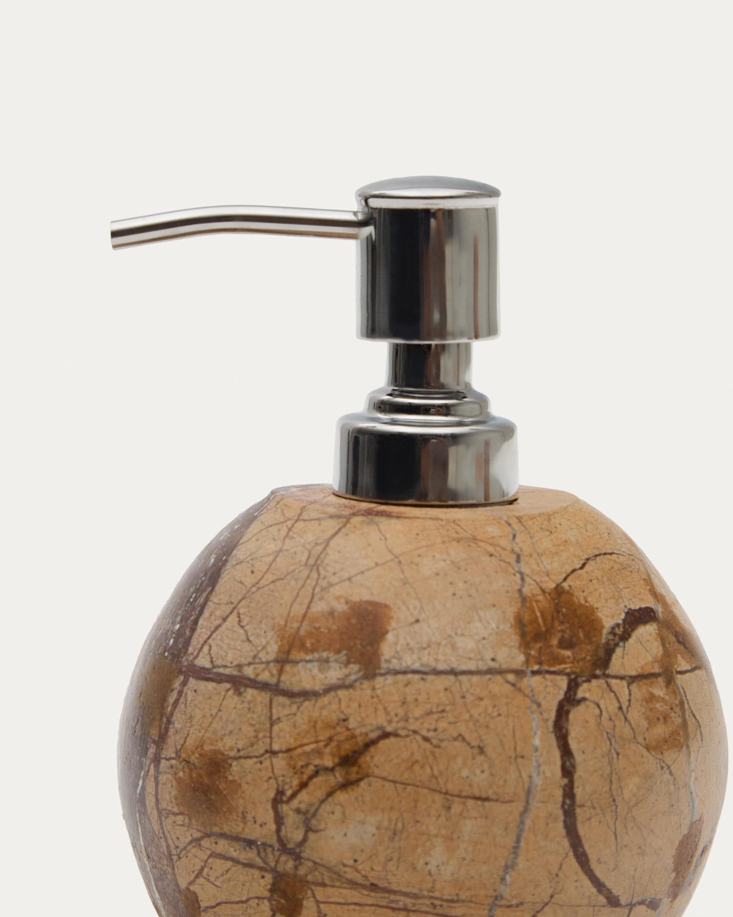 Spalsh Seifenspender aus Marmor beige in Braun präsentiert im Onlineshop von KAQTU Design AG. Badzubehör ist von Kave Home