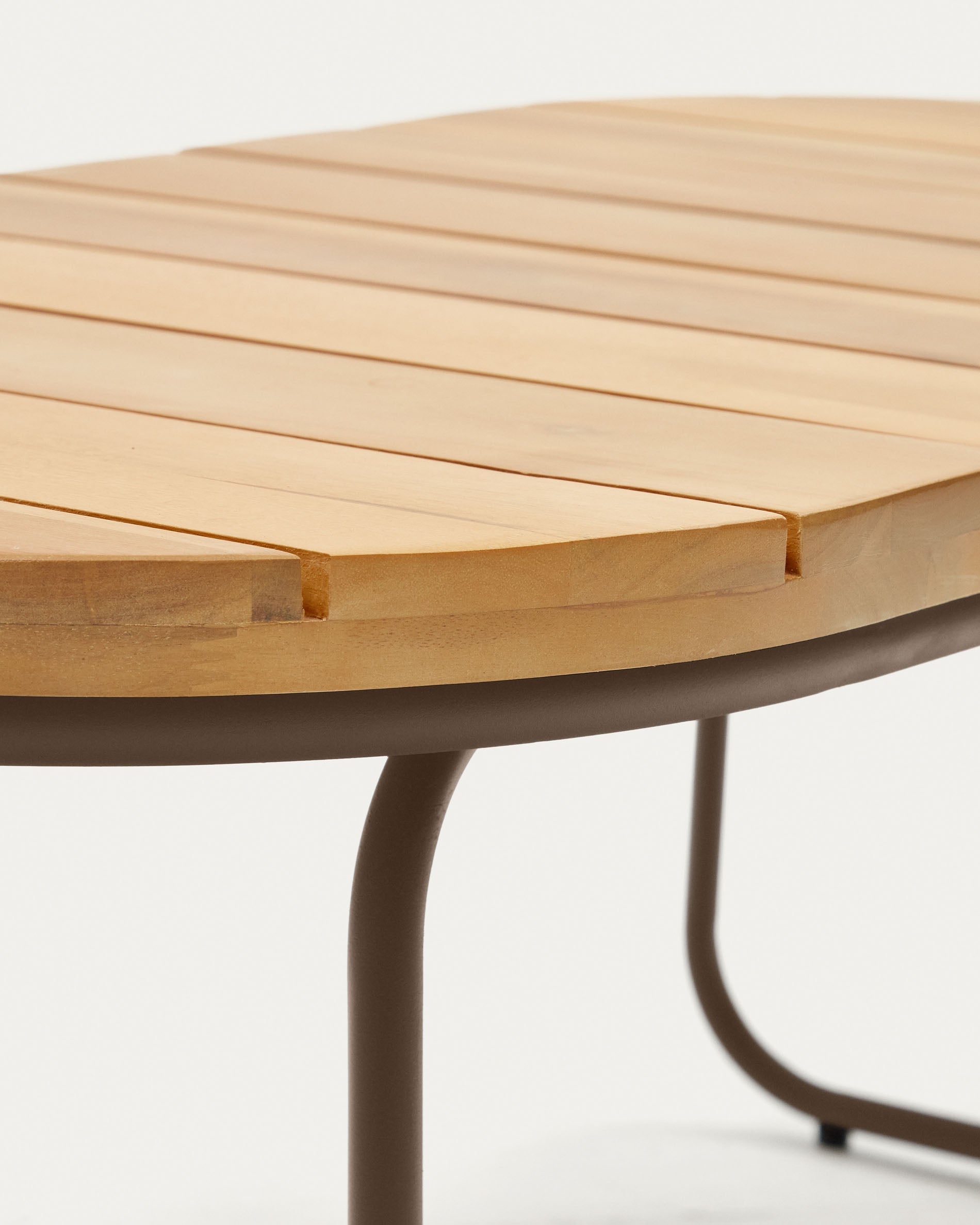 Eleganter Outdoor-Couchtisch aus massivem Akazienholz und Seil, braun, Ø 100 x 50 cm, FSC-zertifiziert, von Kave Home.