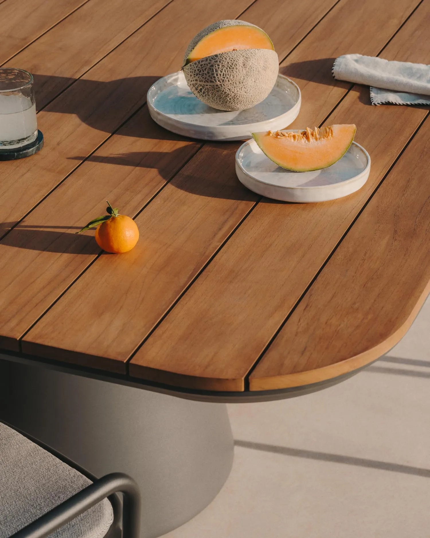 Eleganter Outdoor-Tisch aus Aluminium mit grauem Finish und FSC-Teakholz, 148x148 cm, ideal für stilvolle Außenbereiche.