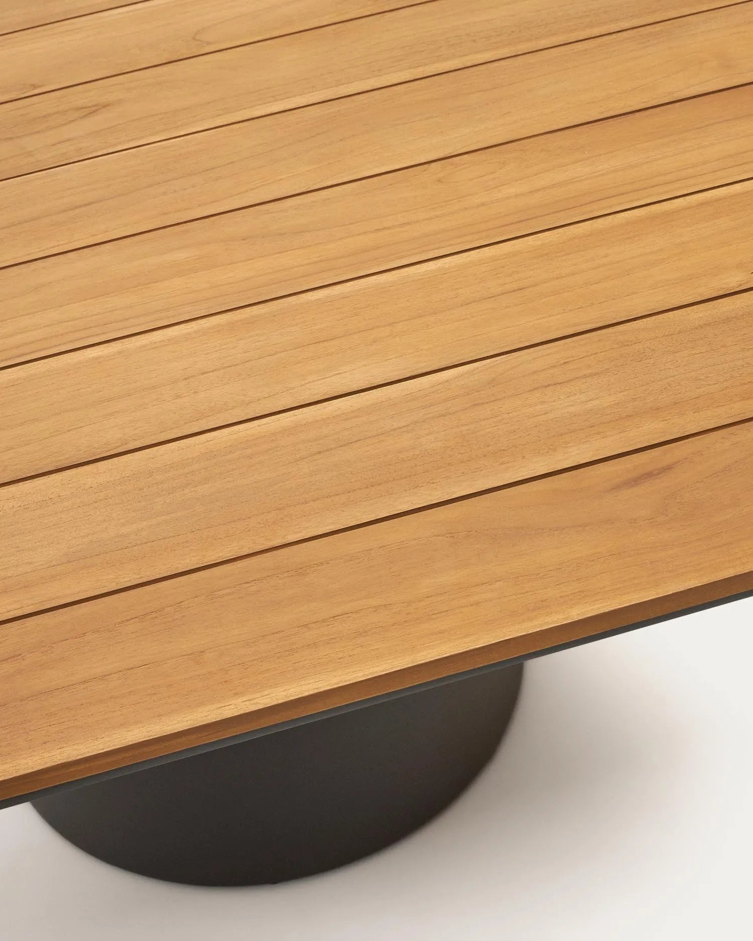 Eleganter Outdoor-Tisch aus Aluminium mit grauem Finish und FSC-Teakholz, 148x148 cm, ideal für Terrasse oder Garten.