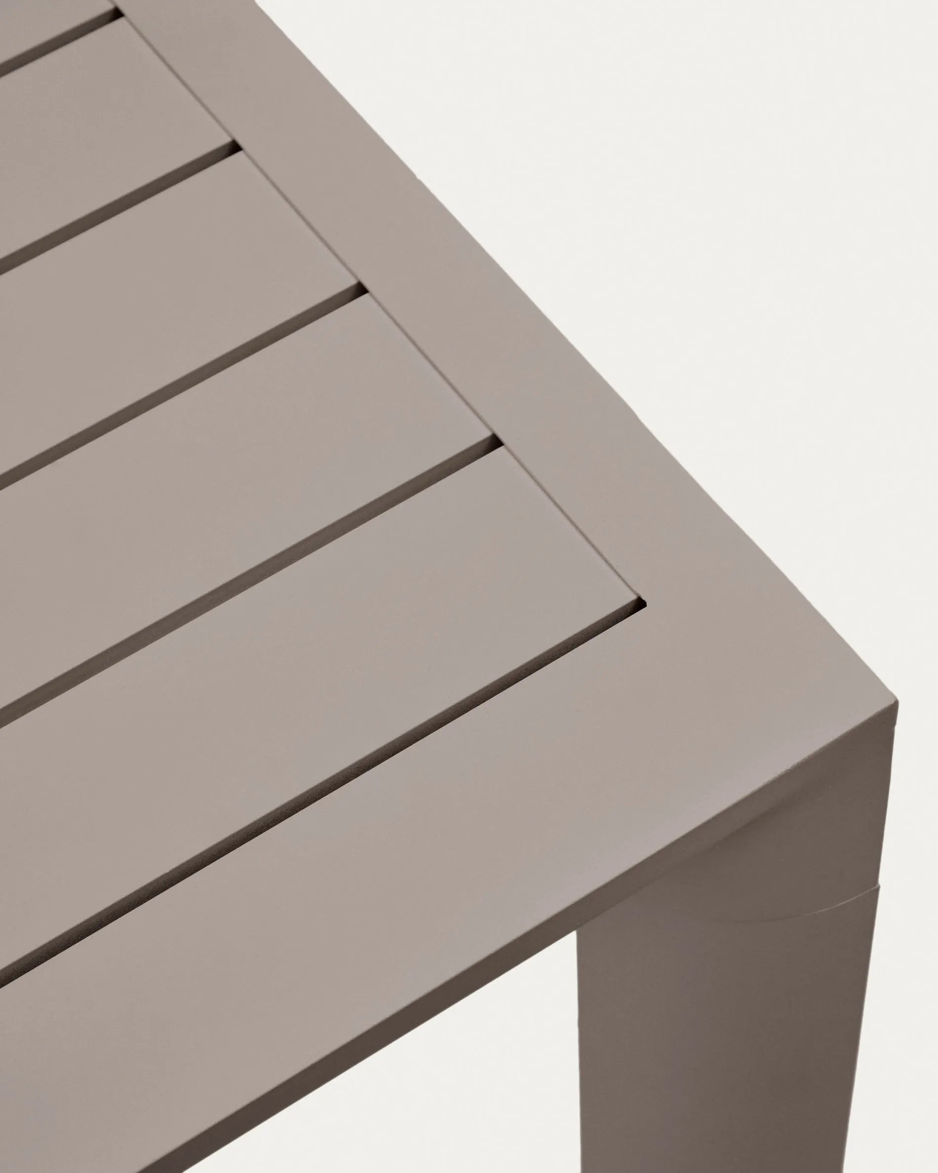 Moderner Gartentisch aus Aluminium mit braunem Finish, 180x90 cm, ideal für stilvolle Außenbereiche, von Kave Home.