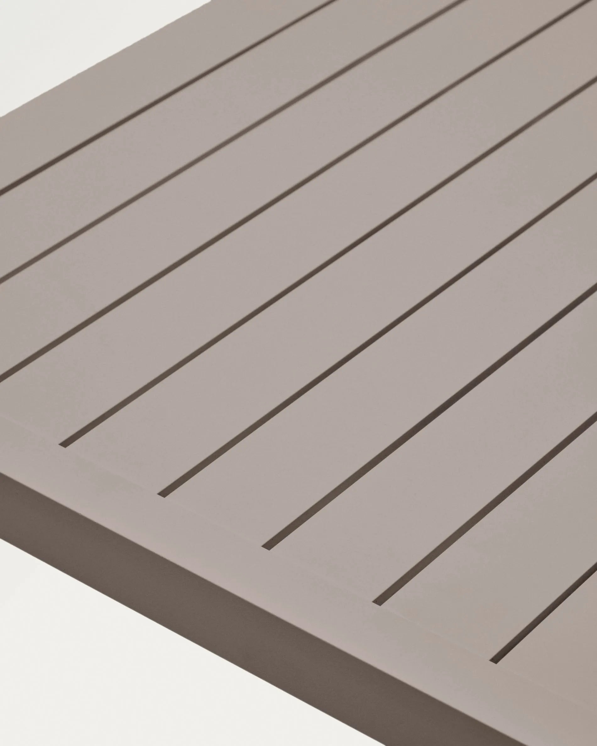 Moderner Gartentisch aus Aluminium, braun, 180x90 cm, ideal für stilvolle Außenbereiche, von Kave Home.