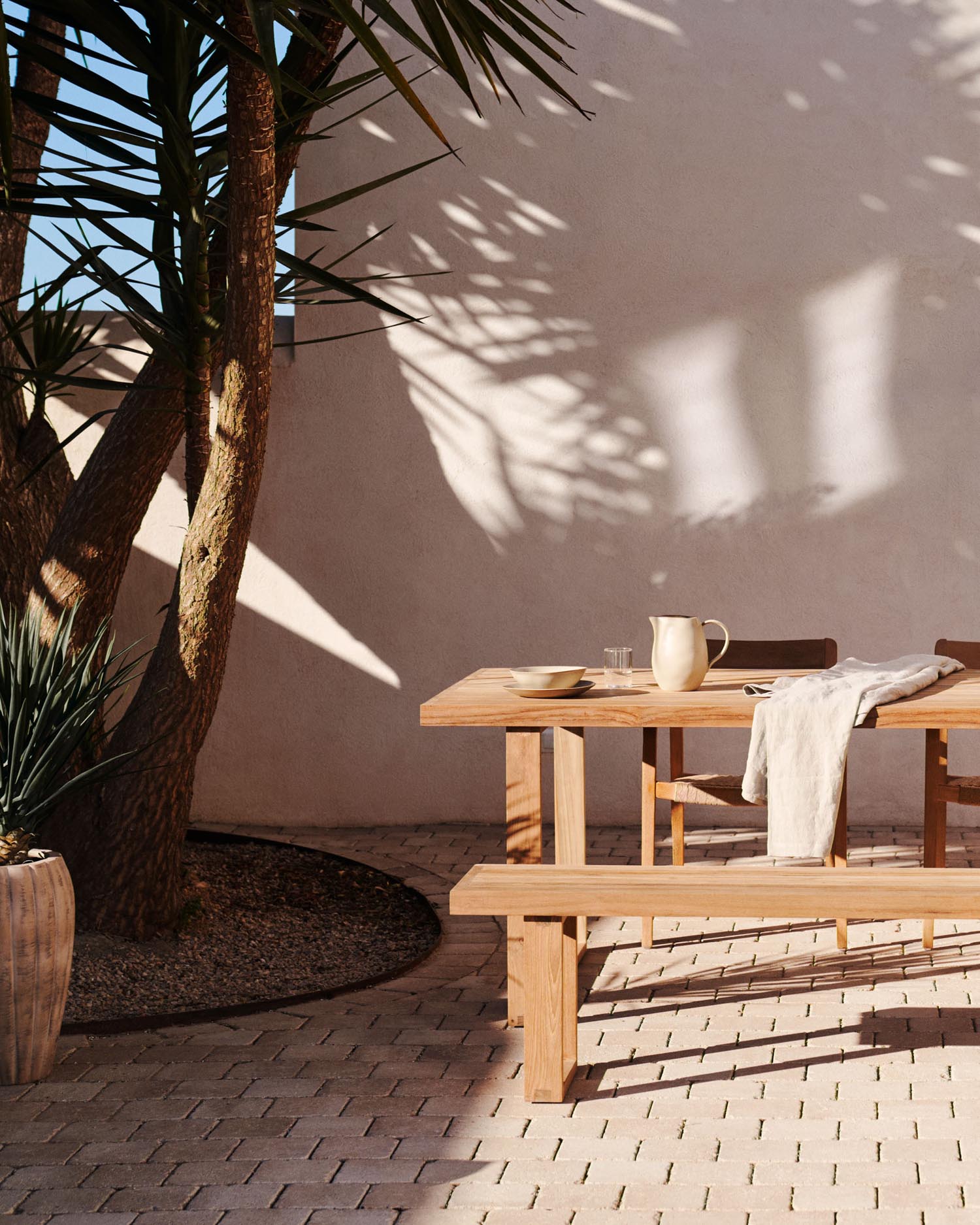 Massiver Gartentisch aus recyceltem Teakholz, 220x100 cm, robust und nachhaltig, ideal für stilvolle Außenbereiche.